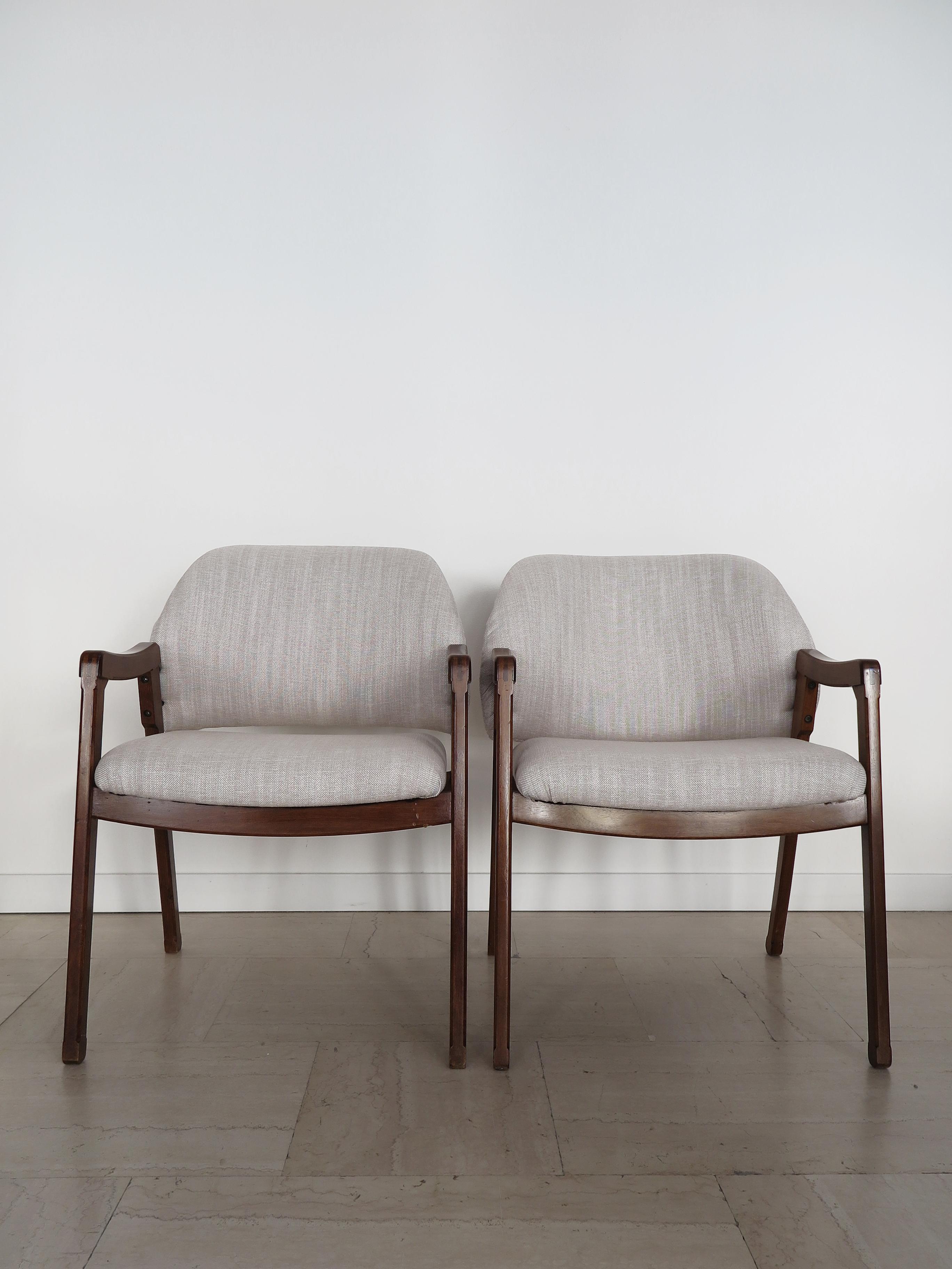 Ensemble de deux fauteuils design italien du milieu du siècle modèle 814 conçu par Ico Parisi pour Cassina en 1961, structure en bois massif et nouveau revêtement en tissu, Italie années 1960.
Label original de Cassina dans un fauteuil.

Veuillez
