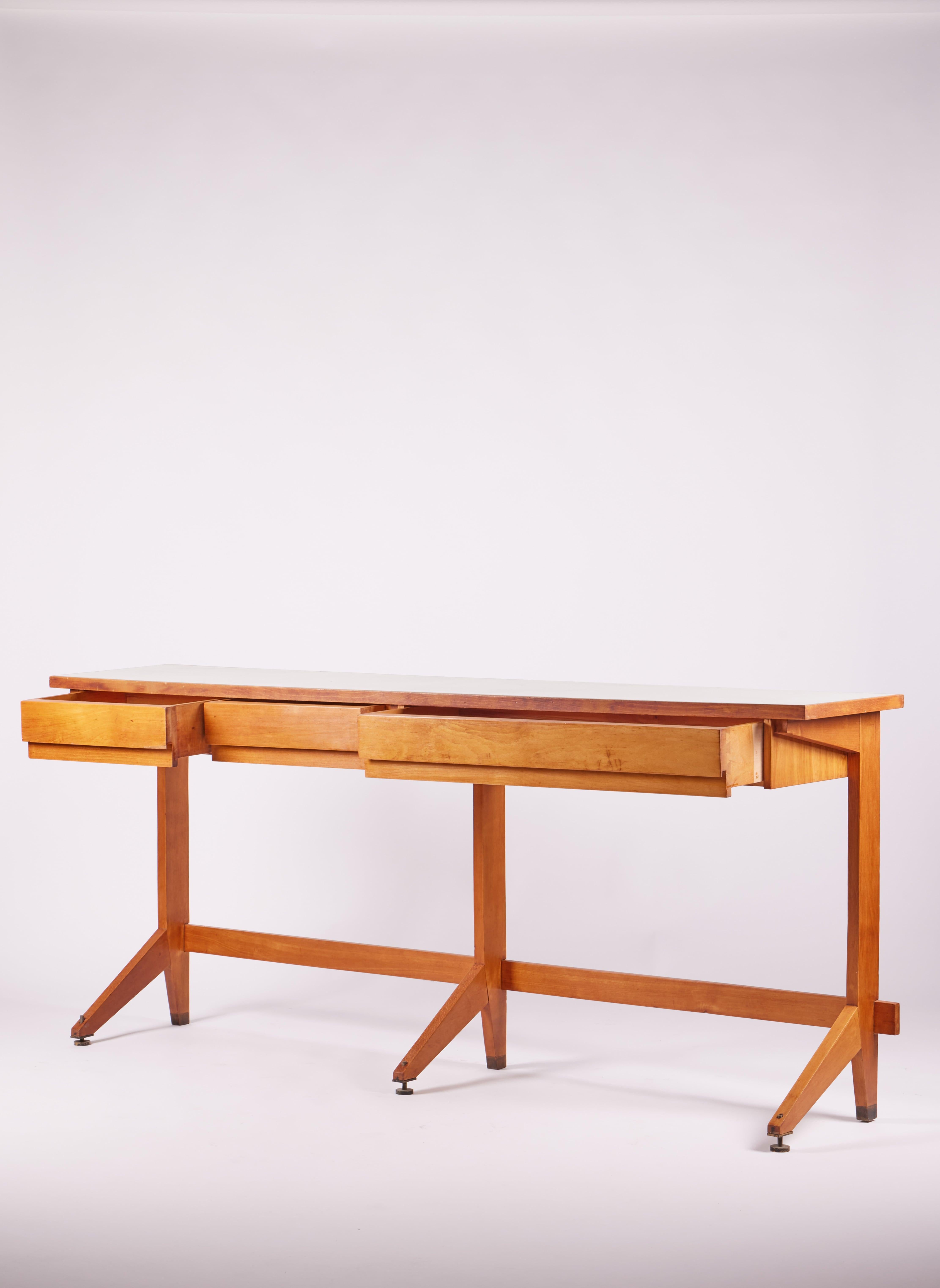 Ico Parisi, Italian Midcentury Long Sideboard in Walnut, circa 1950 In Good Condition For Sale In Milan, IT