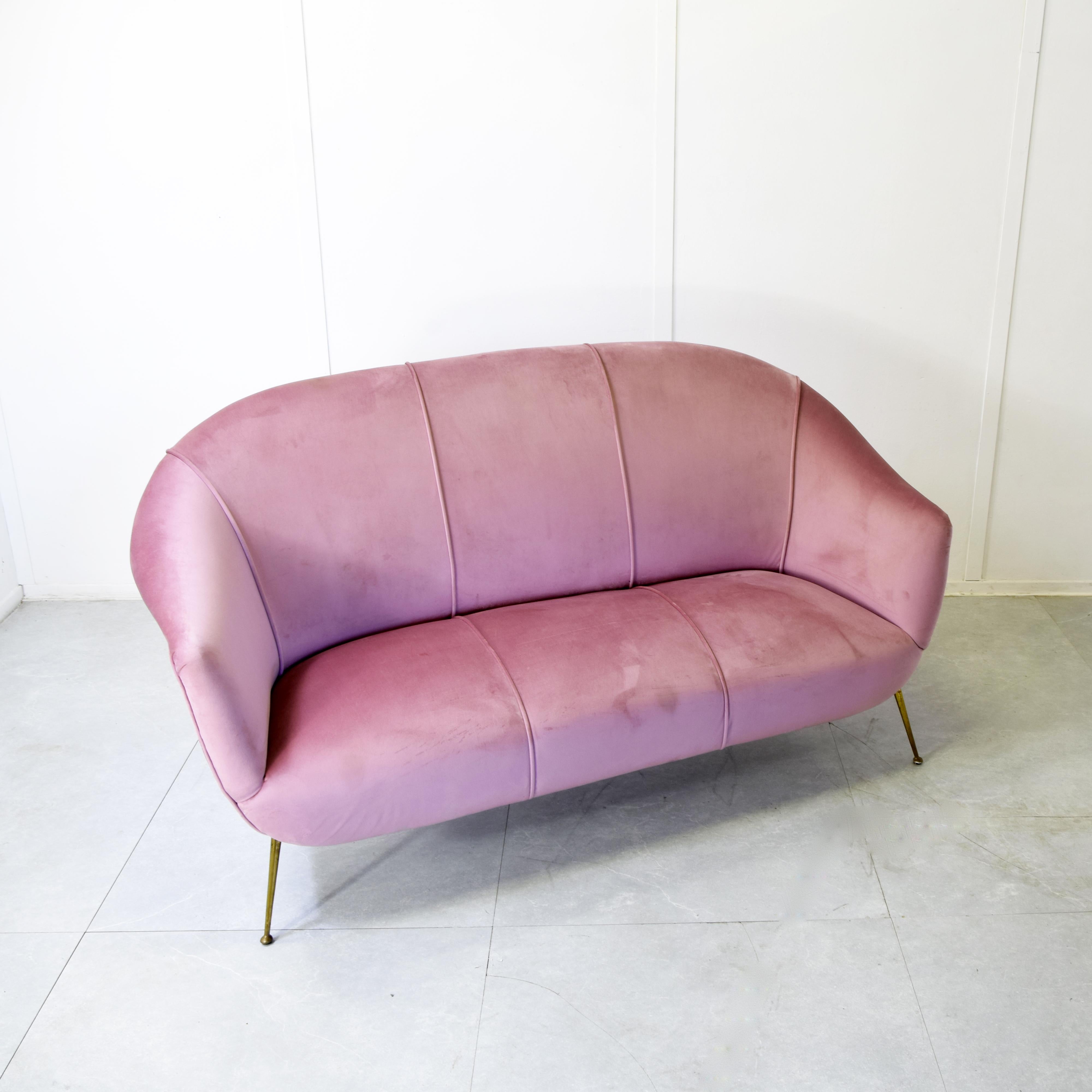 Metà XX secolo Divano italiano Ico Parisi dei primi anni '60 in velluto rosa e piedini in ottone in vendita