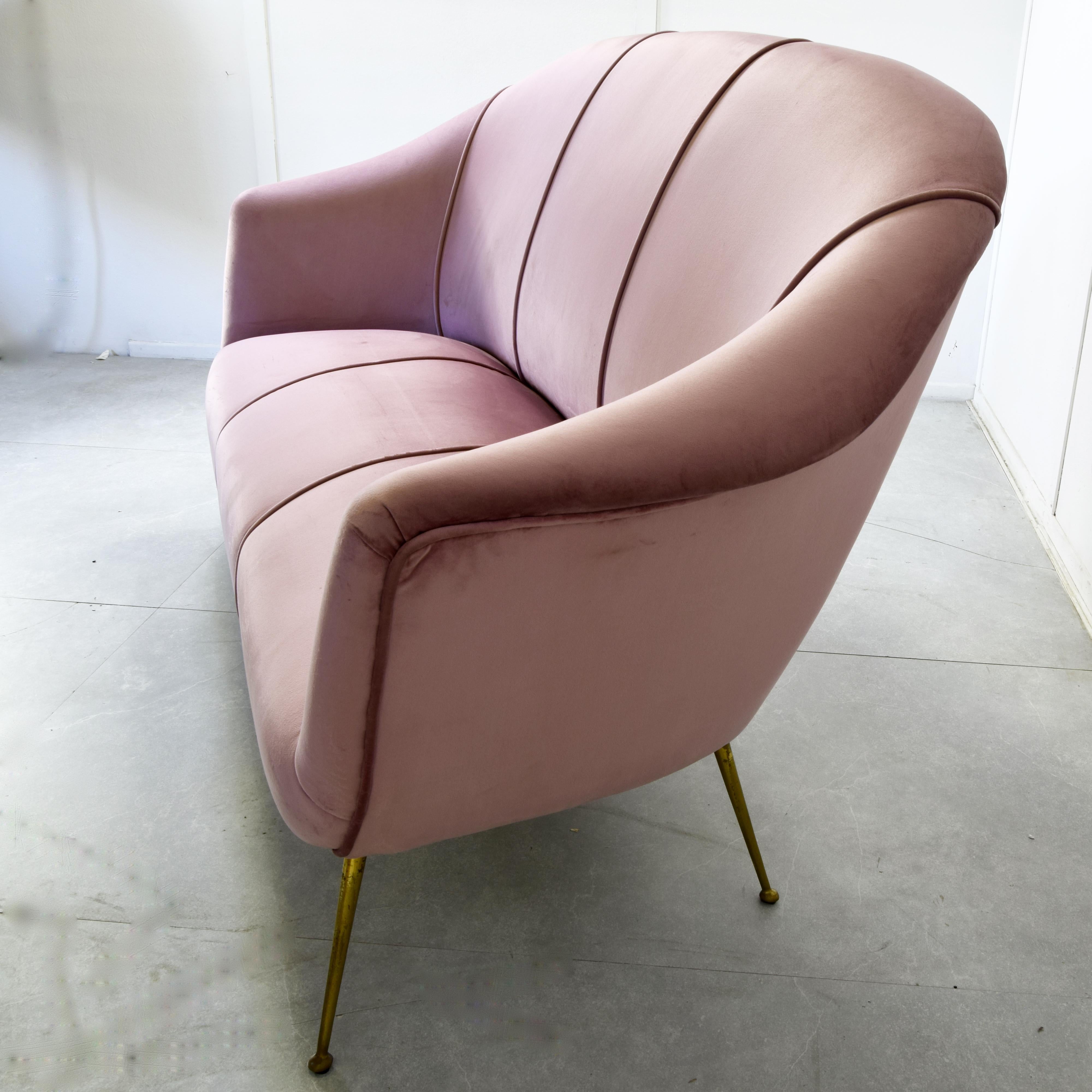 Ottone Divano italiano Ico Parisi dei primi anni '60 in velluto rosa e piedini in ottone in vendita