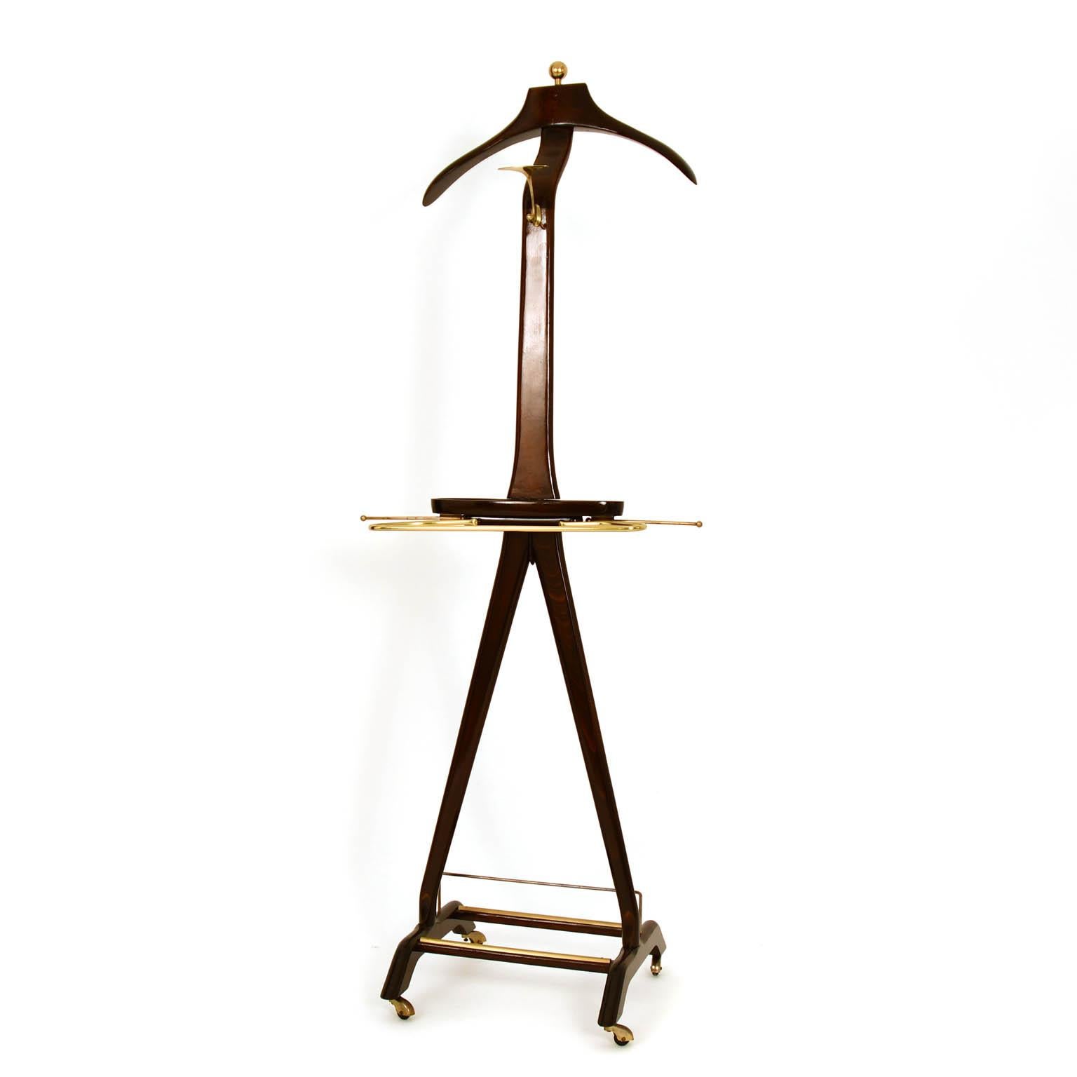 Ico and Luisa Parisi designed this valet in the late 1950s. Mahogany stained beech, beautiful brass elements rods and details. At the base the valet has 4 tiny smoothly running casters.
A very elegant Italian design made by Fratelli Reguitti. The