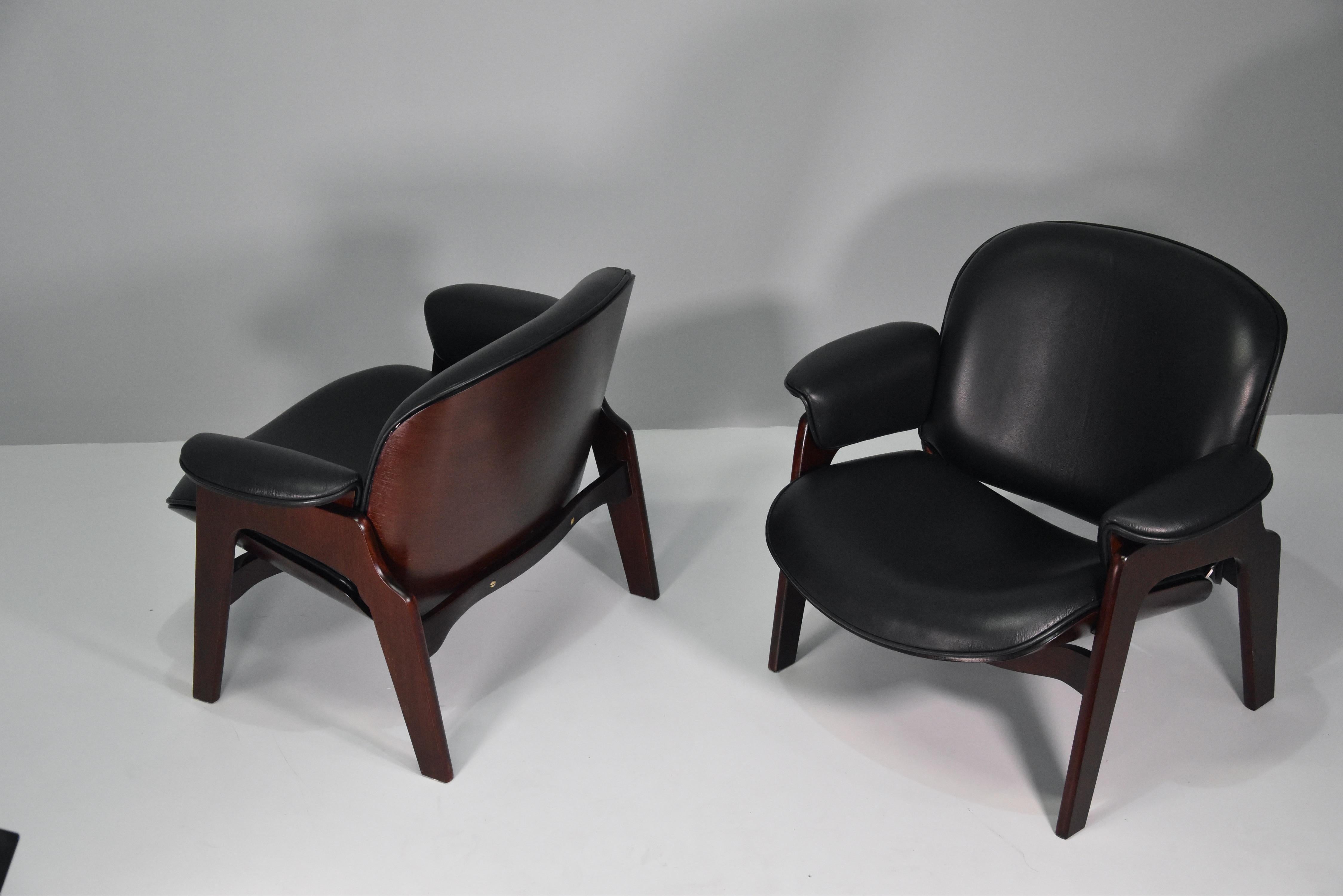 Italian Mid-Century Modern design set of two armchairs designed by Ico Parisi fo Mim Roma with wooden frame and curved plywood, leather upholstery, 1960s.