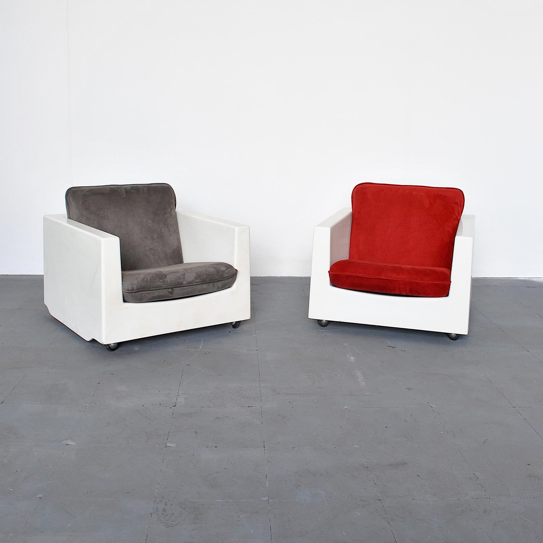 Conjunto de cuatro sillones de fibra de vidrio blanca serie Kubilia de Ico Parisi para M.I.M. Roma, Italia.
Ico Parisi nació en Palermo en 1916. Obtuvo un diploma en construcción y realizó su aprendizaje en el estudio de Giuseppe Terragni. En 1937