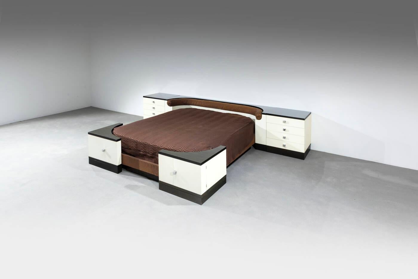 Ico Parisi, Bed and bedside tables from the 540 series, Prod. Fratelli Longhi, 1960s For Sale 2