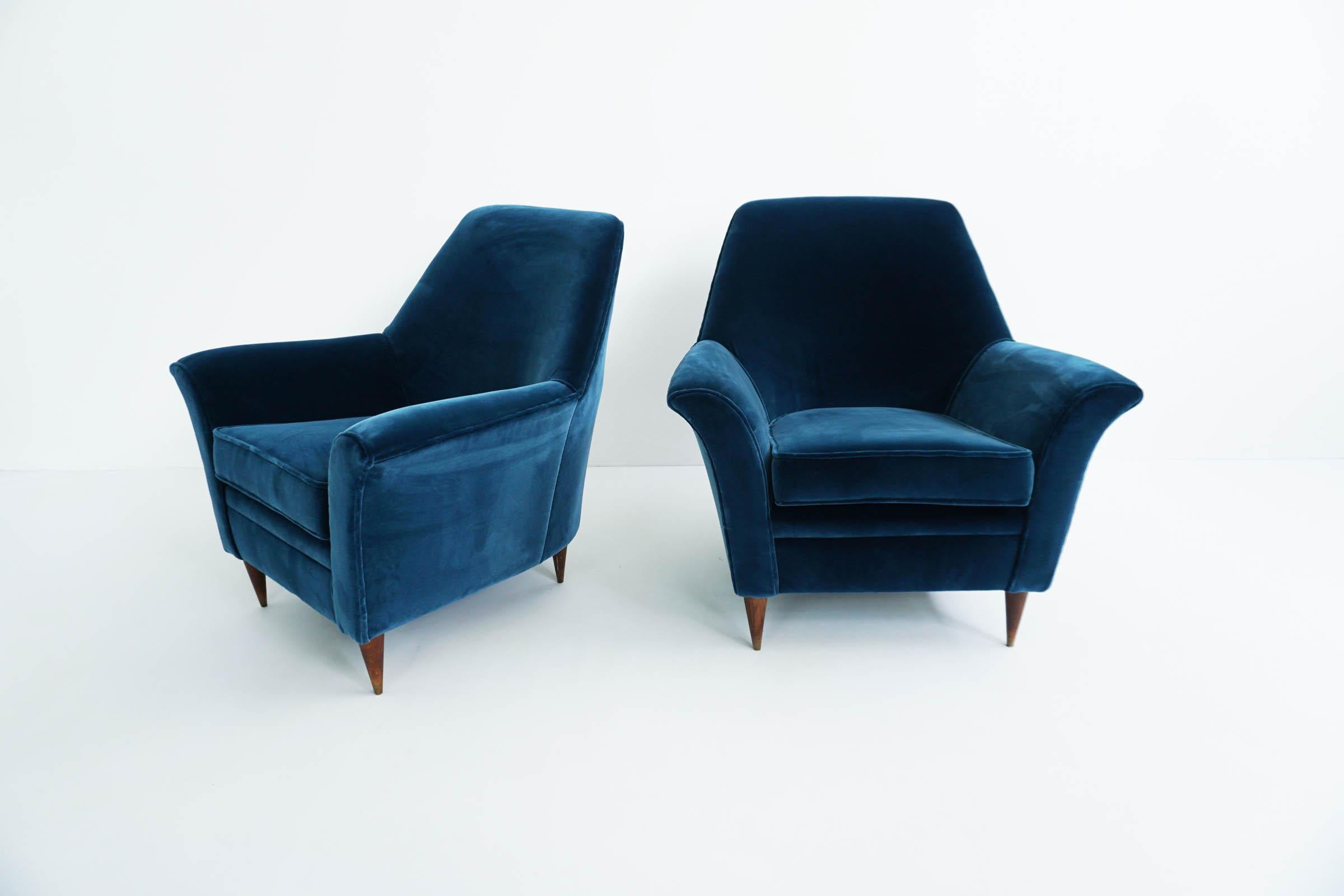 Rare pair of lounge chairs by Ico Parisi. 
Great lounge chairs, fully upholstered in sexy blue lagoon velvet. 
Produced by Ariberto Colombo, Cantù, Italy.