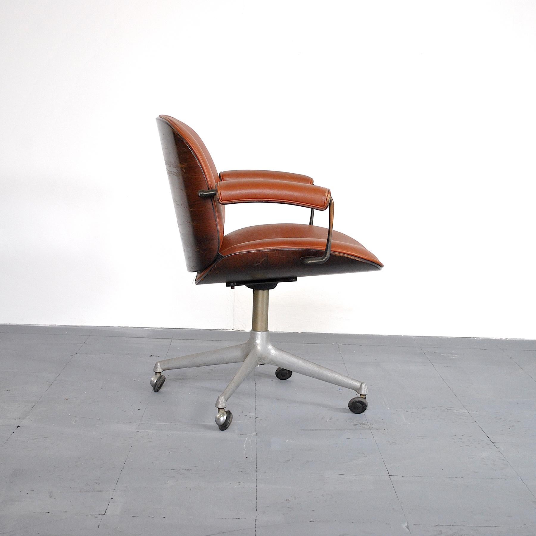 Swivel office chair by Ico Parisi for MIM Roma wooden frame with leather seat.