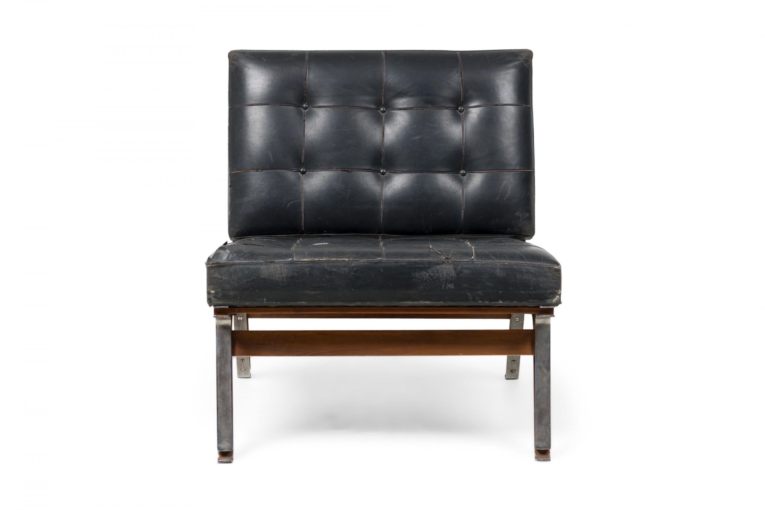 Chaise pantoufle italienne du milieu du siècle tapissée de métal et de cuir noir Ico Parisi