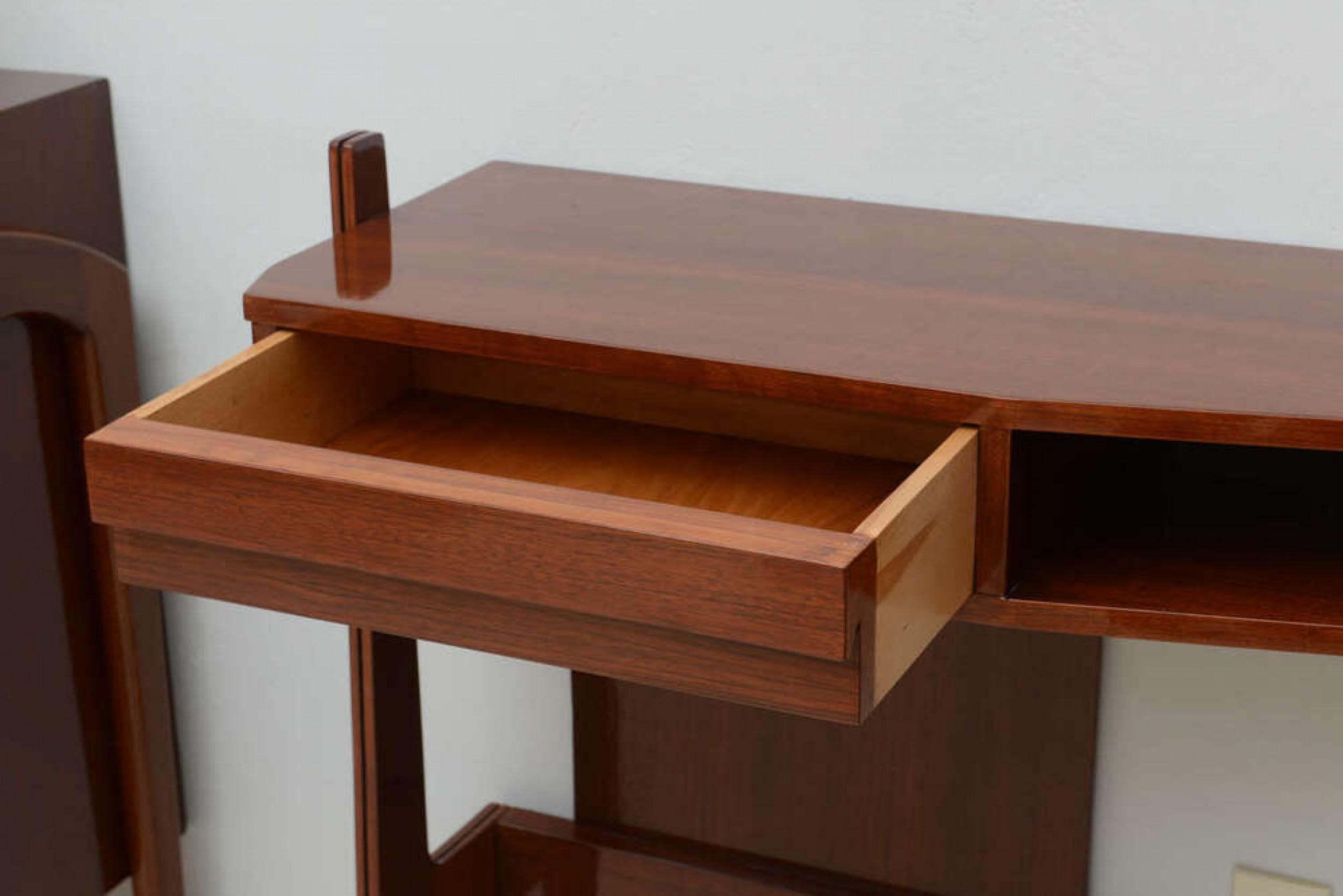Italiano Console in mogano e ottone di Ico Parisi, stile moderno italiano di metà secolo in vendita