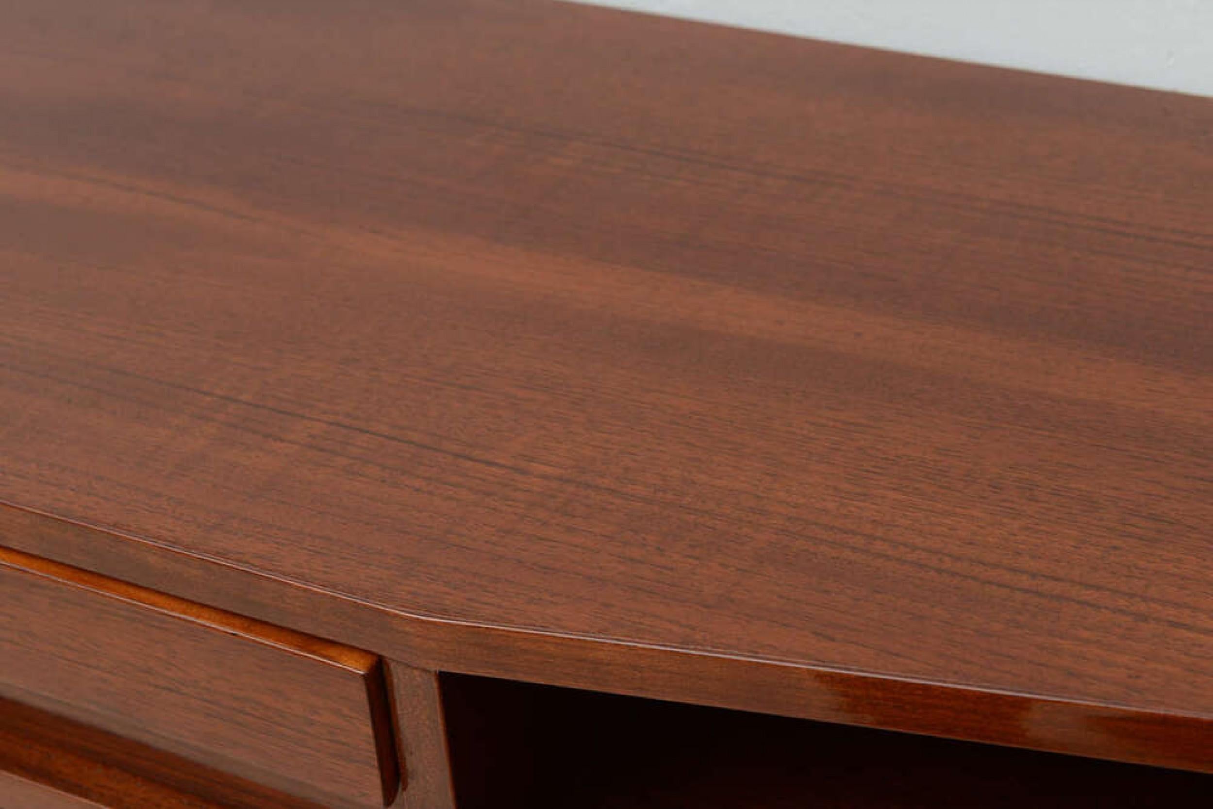 XX secolo Console in mogano e ottone di Ico Parisi, stile moderno italiano di metà secolo in vendita