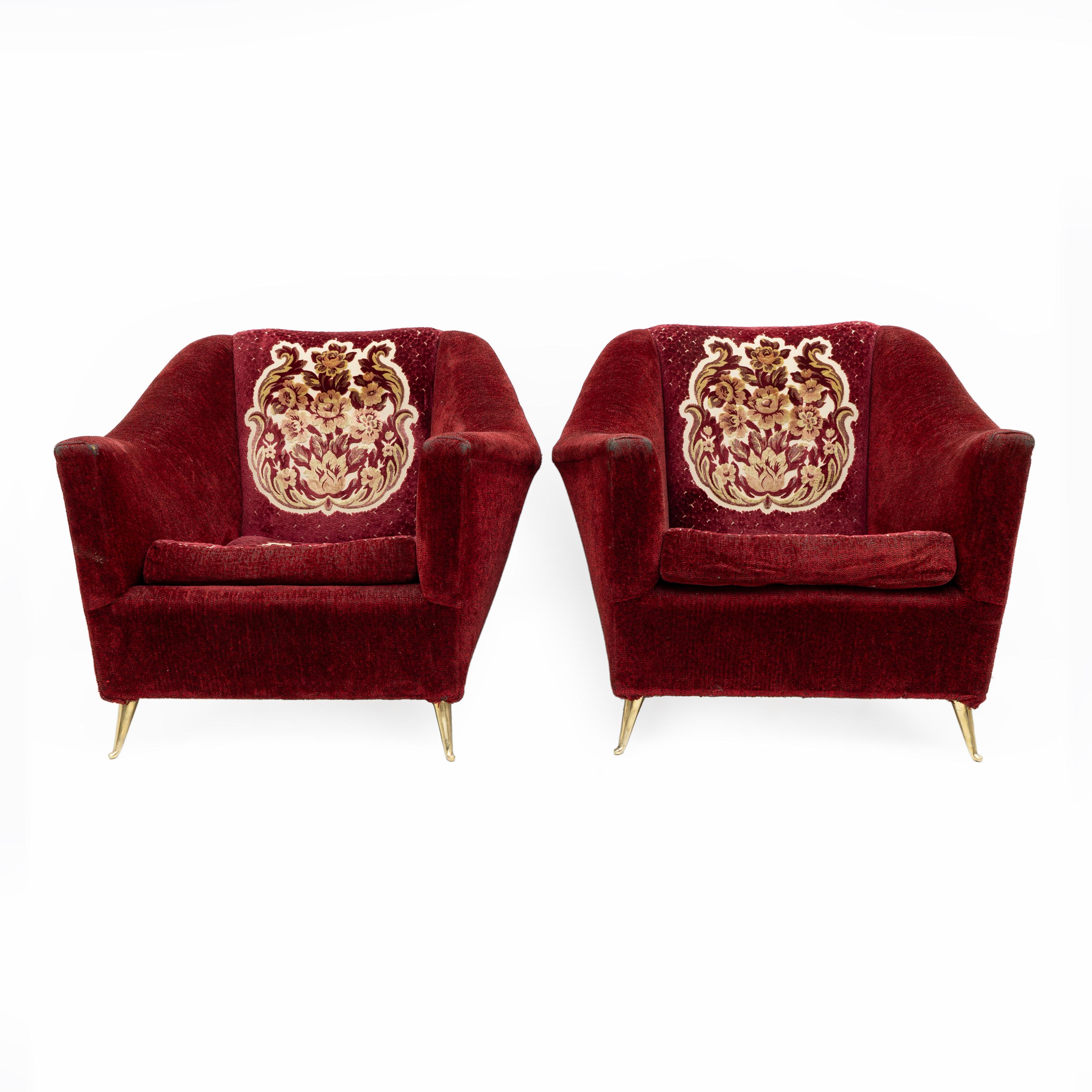 Dos sillones icónicos diseñados por Ico Parisi. Elegante y cómoda, con tapicería original, pero como puedes ver en la foto, está desgastada y hay que cambiar el acolchado del asiento. Pies de latón.