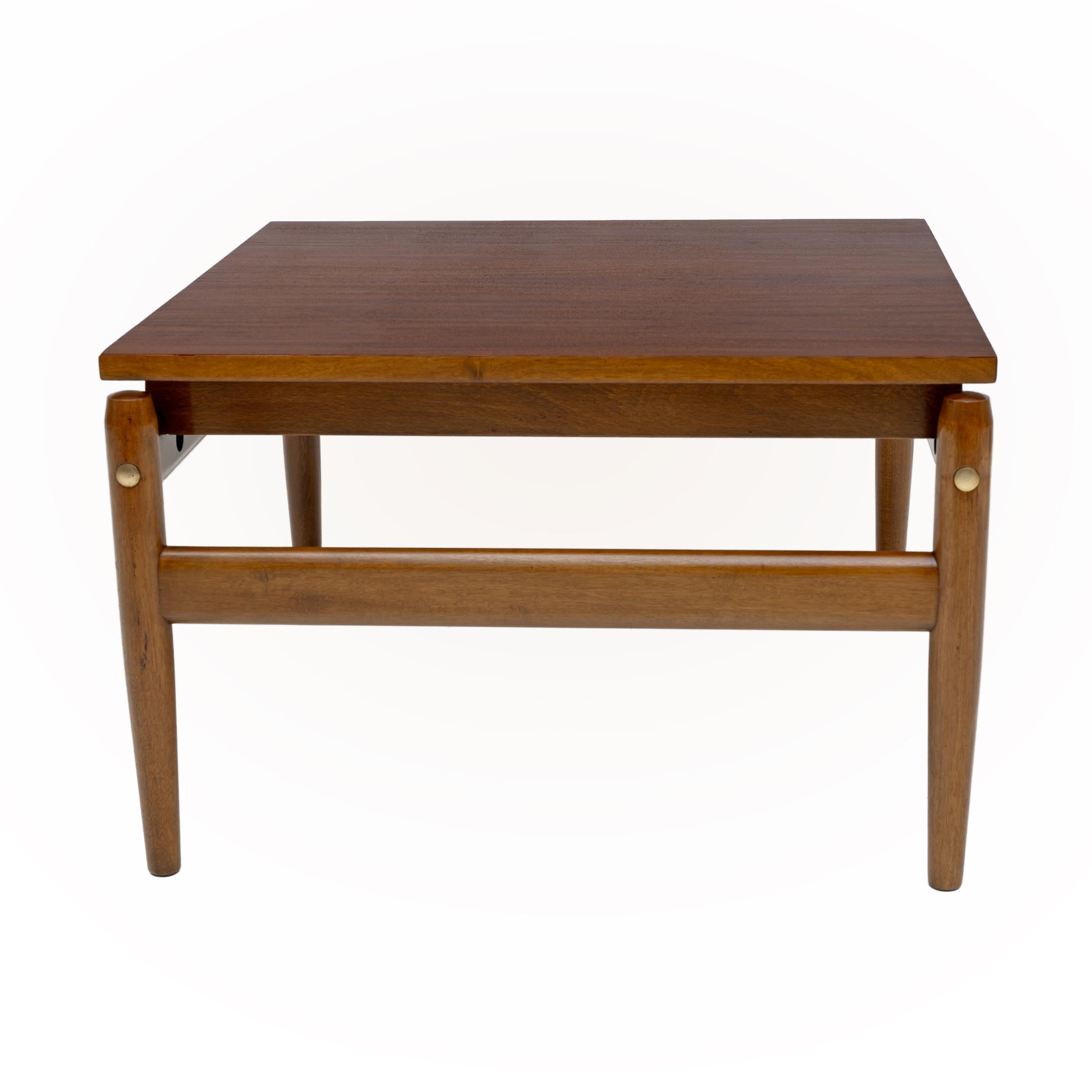 Italienischer Couchtisch aus den frühen 1960er Jahren, entworfen von Ico Parisi, aus Massivholz und mit Pappelholz furnierter Platte, komplett restauriert und mit Schellack poliert.