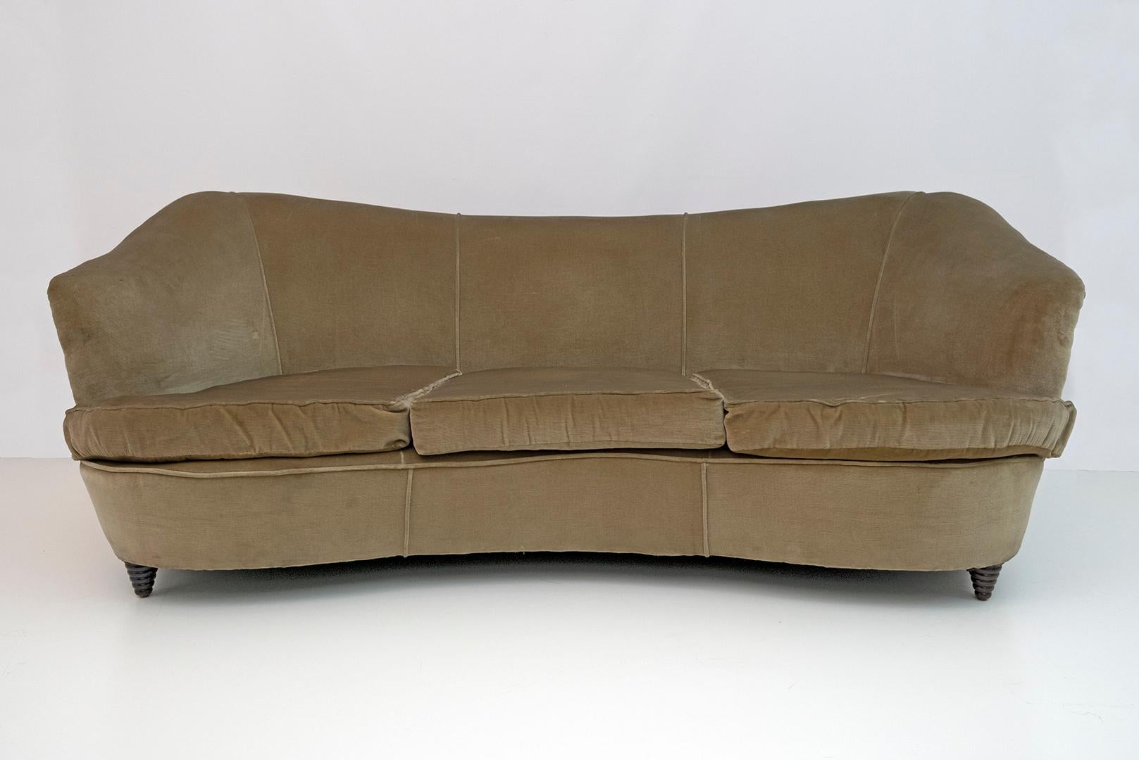 Three seater sofa designed by Ico Parisi for Ariberto Colombo Cantu, 1950s production.
Very elegant and comfortable, upholstery and cushions to be redone.