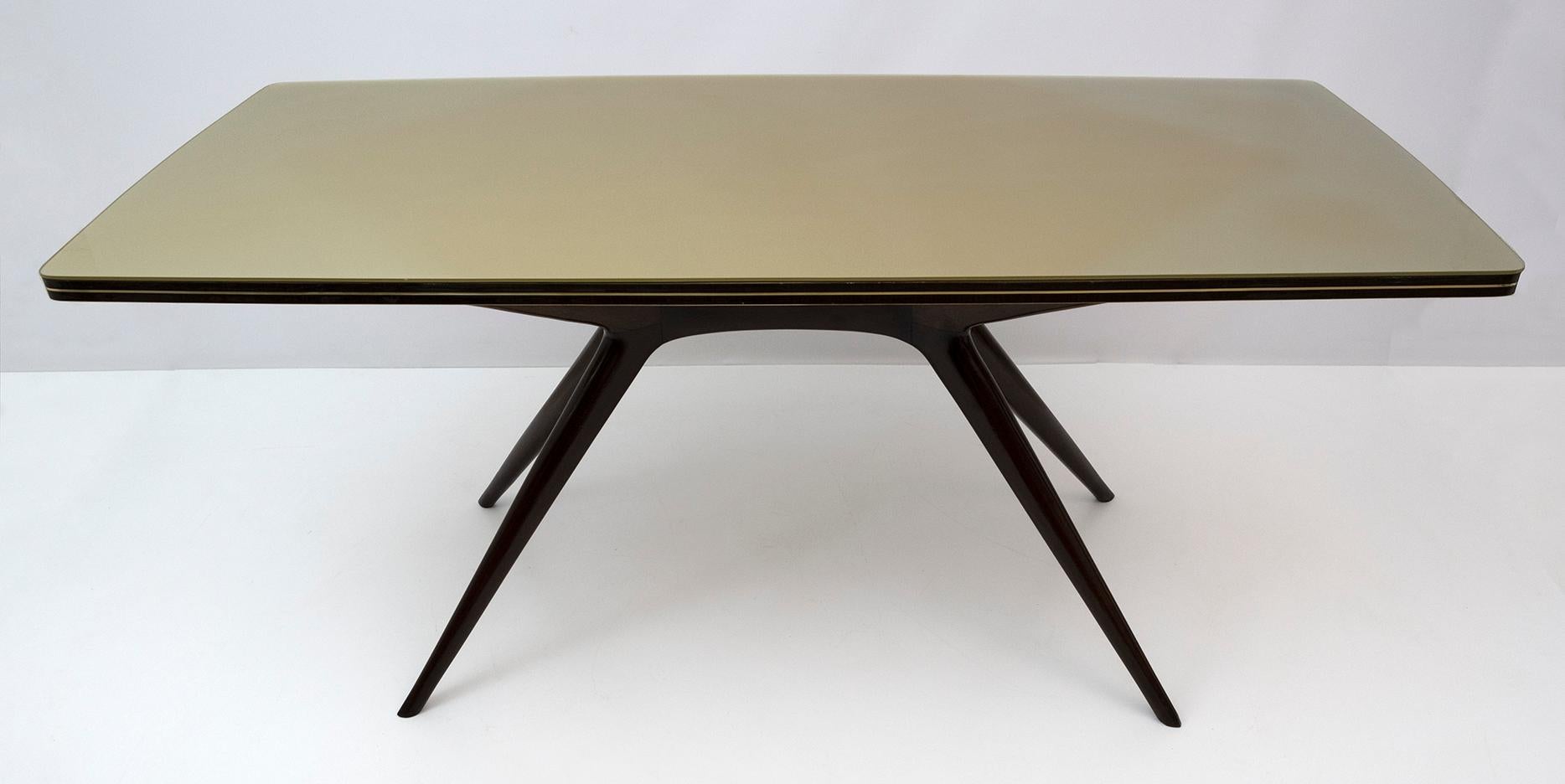 A retenir : table de salle à manger en noyer foncé et plateau en verre bronzé italien dans le style Ico Parisi des années 50. La table a une belle forme sculpturale. La table a été polie à la gomme-laque en conservant la patine d'origine. Le plateau