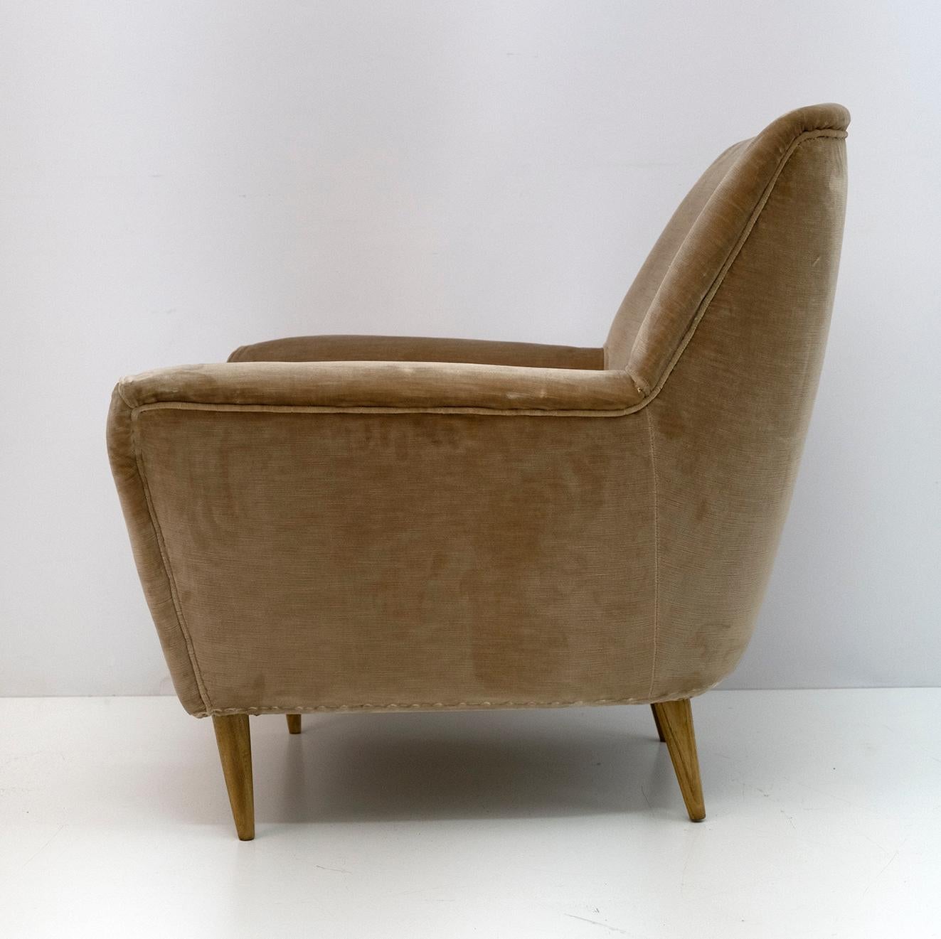 Ico Parisi Mid-Century Modern Two Armchairs and Curved Sofa for Ariberto Colombo 11