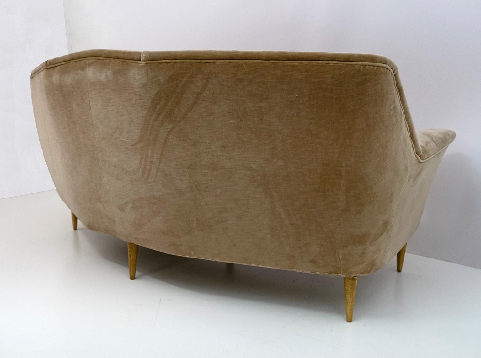 Ico Parisi Mid-Century Modern Two Armchairs and Curved Sofa for Ariberto Colombo 1