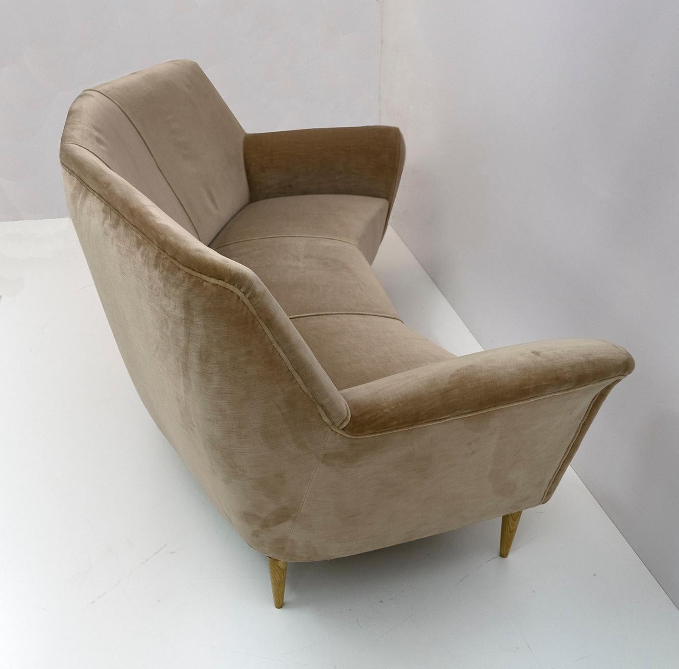 Ico Parisi Mid-Century Modern Two Armchairs and Curved Sofa for Ariberto Colombo 2