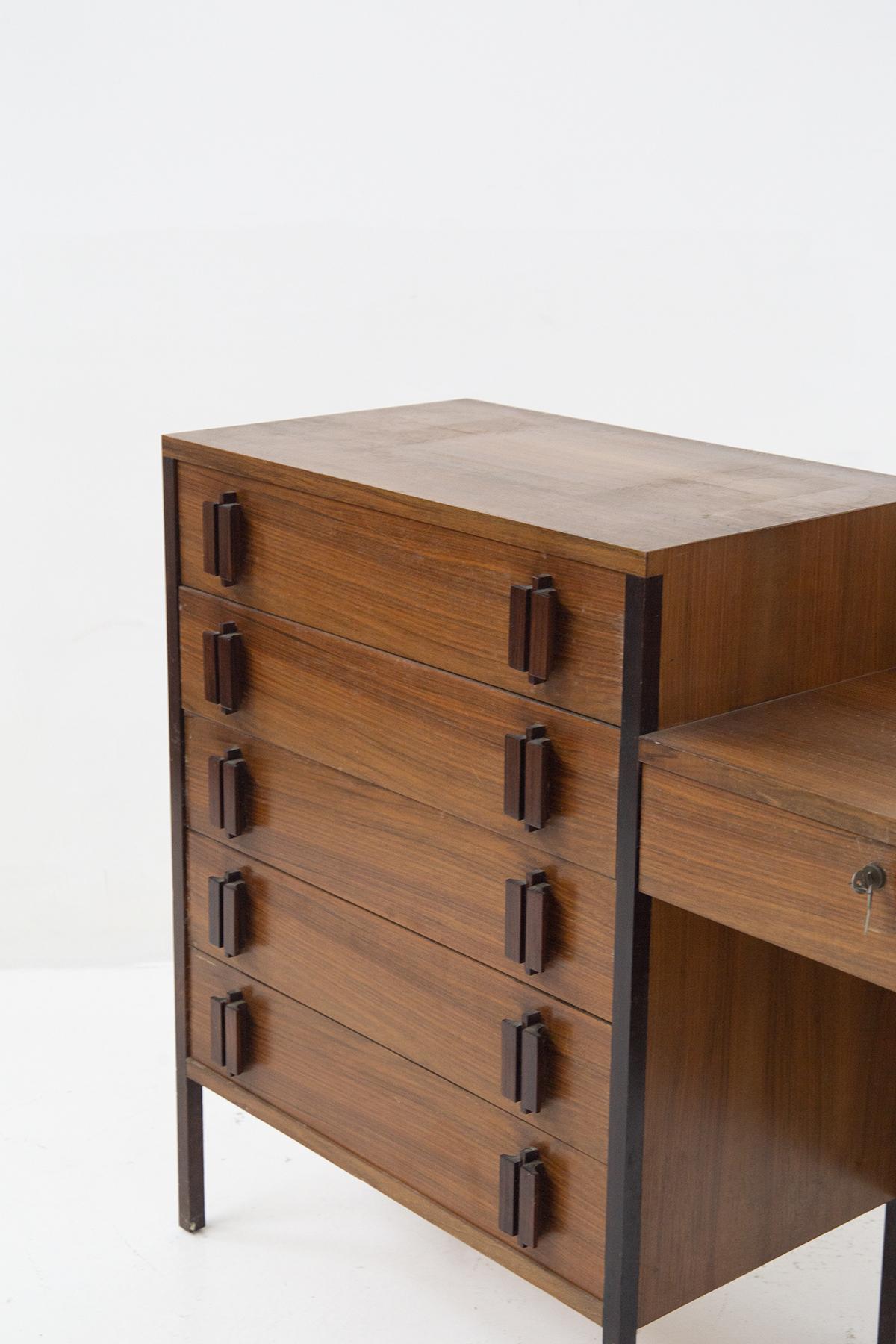 Beautiful and rare desk with drawers designed by the great Ico Parisi in the 1950s for the fine Italian manufacturer MIM Roma.
The desk echoes the elements of the Positano bedside table.
The desk is made entirely of very beautiful light wood with