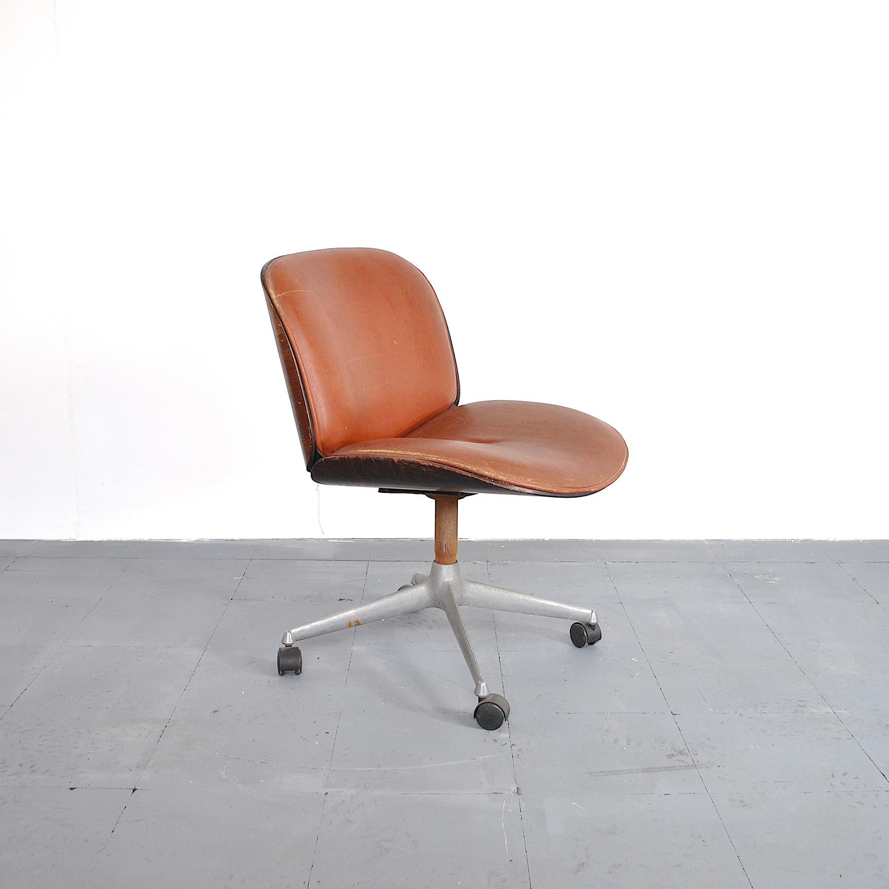Swivel office chair by Ico Parisi for MIM Roma wooden frame with leather seat.