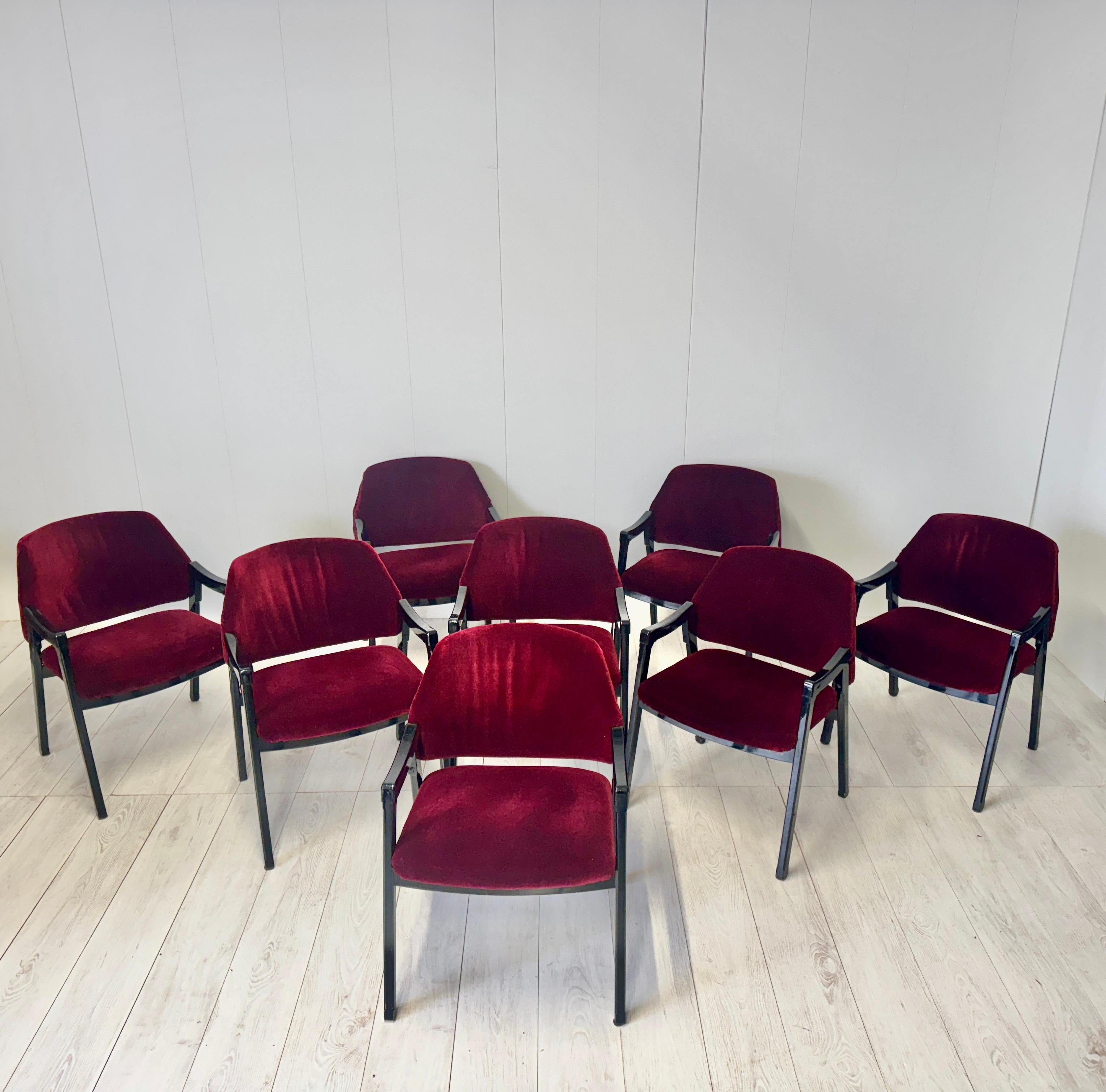 Raro juego de ocho sillones producidos por Cassina diseño Ico y Luisa Parisi modelo 814 año 1961. Estructura de madera lacada en negro, asiento y respaldo tapizados  y cubierto de terciopelo rojo.

