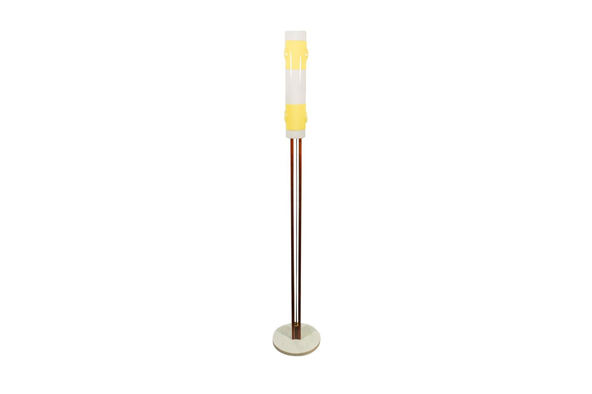 Stilnovo, Pair of floor lamps,
Circular marble base, wood,
Circular adjustable lamp shades in white and yellow perspex,
Italy, circa 1960.

Measures: Height 180 cm, diameter 32 cm.
