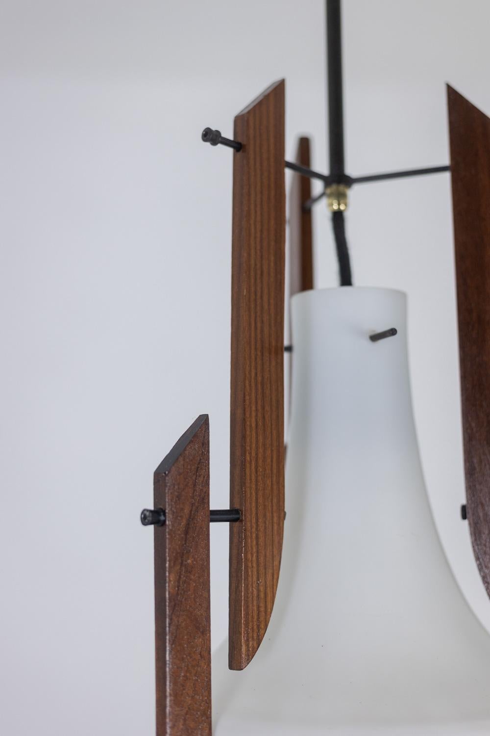 Vetro opalino Ico Parisi. Coppia di lampade a sospensione in opalina. 1960s. in vendita