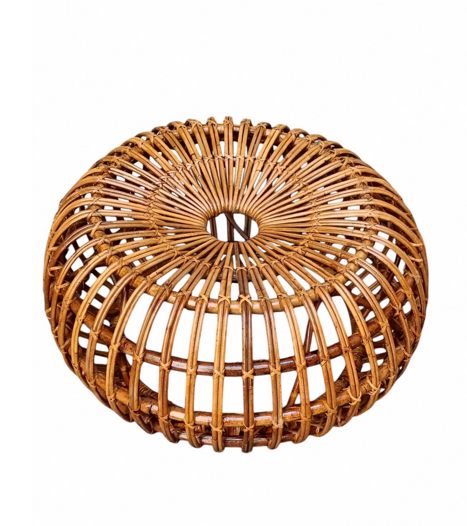 Poggiapiedi o pouf interamente in rattan tondo con foro centrale, composto da tante stridce parallele concentriche ed intrecci tra esse,  italiano disegnato da Ico Parisi per Bonacina, 1960, può essere utilizzato sia come poggiapiedi che come