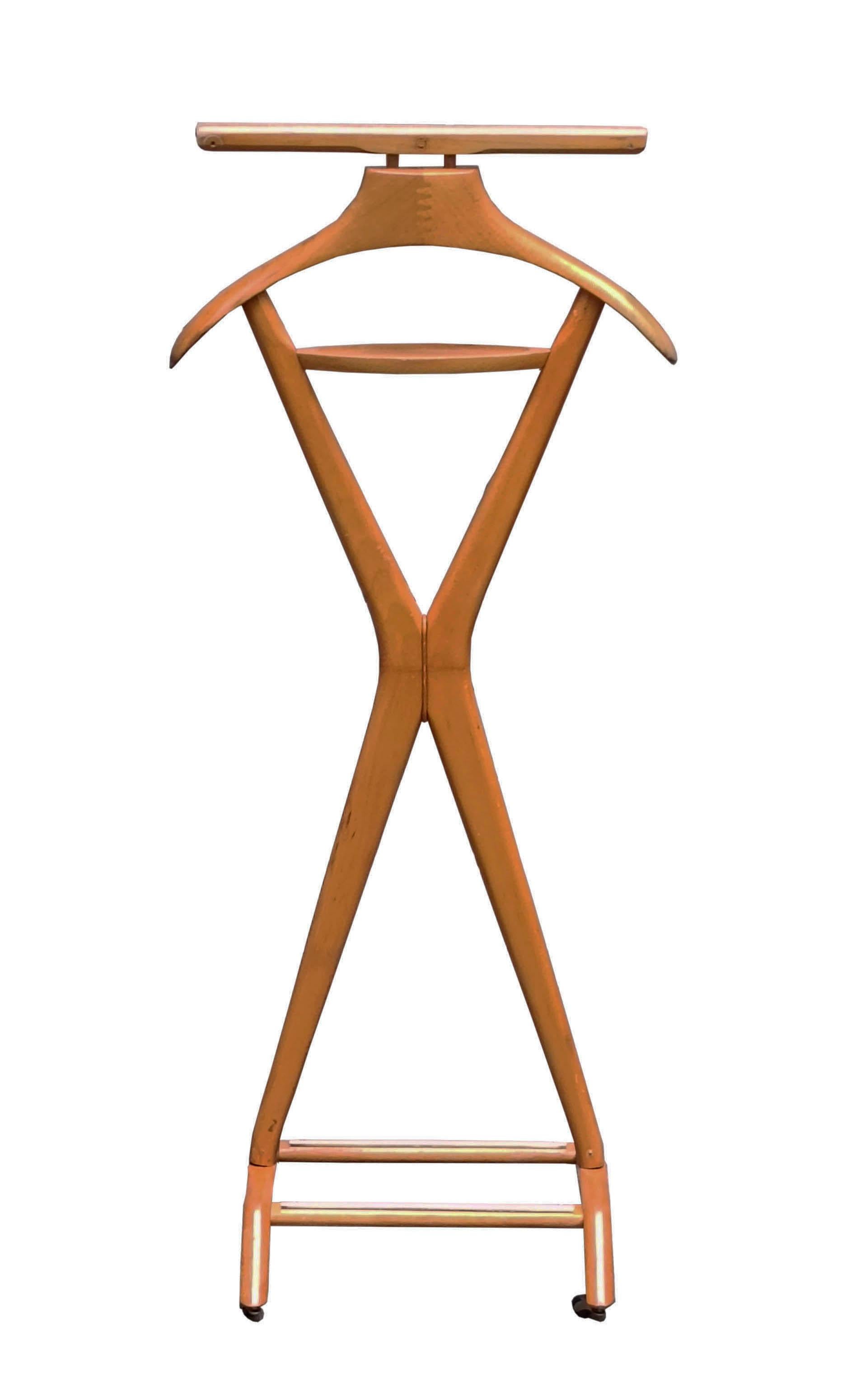 Servomuto in legno chiaro disegnato da Ico Parisi negli anni '50 per la Ditta F.lli Reguitti, in legno ed  in buone condizioni, con portagiacca, portascarpe, appendi cravatte o sciarpe. Marchio impresso Fratelli Reguitti