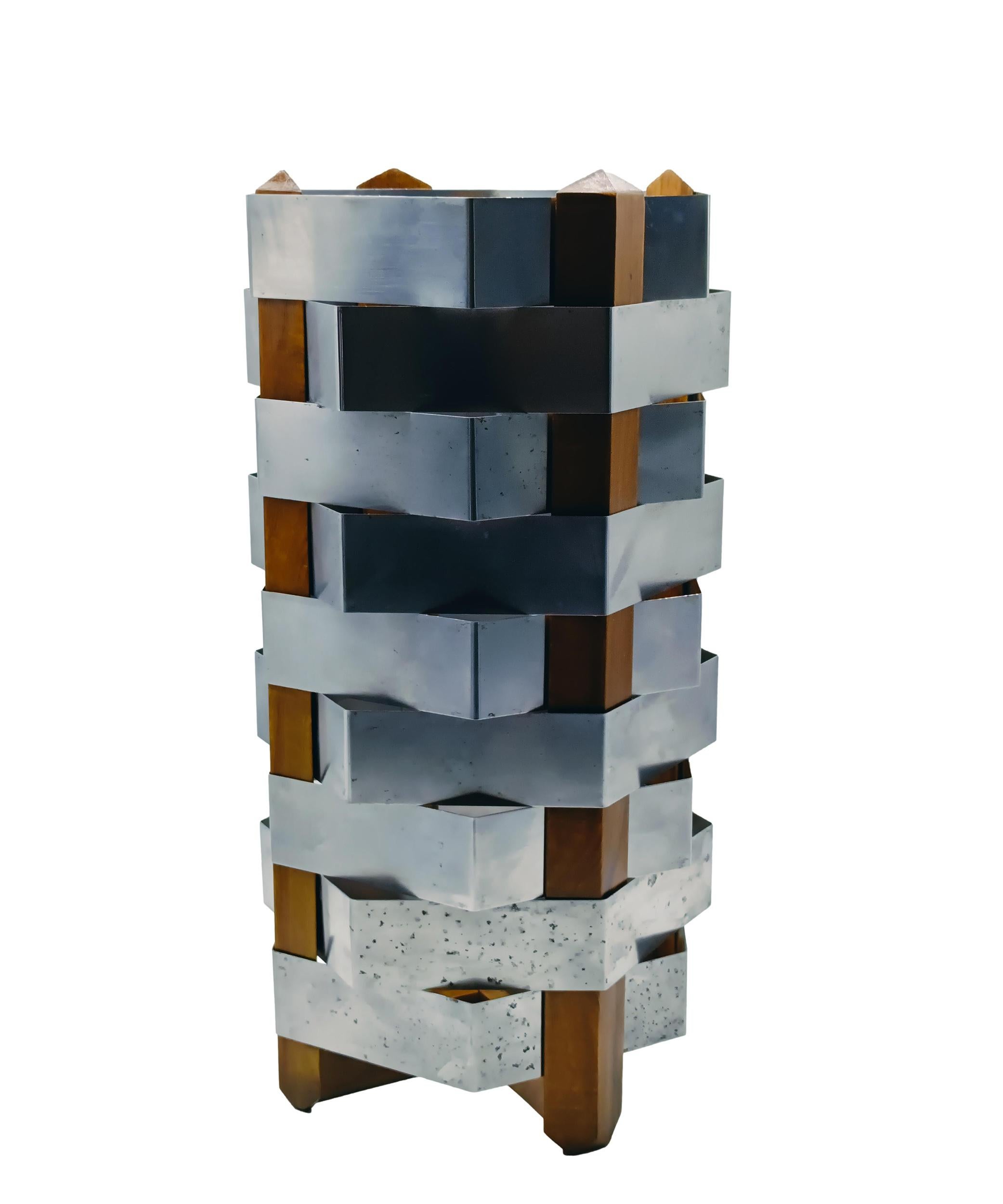 Portaombrelli Perseo, modello 1701 disegnato da Ico Parisi e prodotto da Stildomus in Italia nel 1959.
Questo incredibile pezzo è composto da quattro supporti triangolari in legno massiccio di teak che tengono insieme un elegante intreccio di