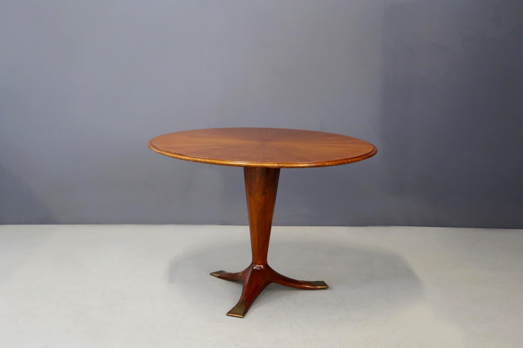 Rare flap table designed by Ico Pairsi in 1950. The table is published and includes certification. The table, thanks to the mechanism, folds down. Its support is a single pendant with 3 brass feet. The table is in very good condition with slight