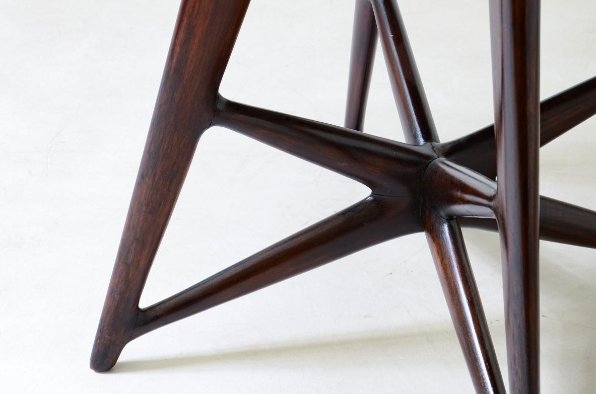 Ico Parisi, rare walnut table with a sculptural sunburst base In Excellent Condition For Sale In Milano, IT