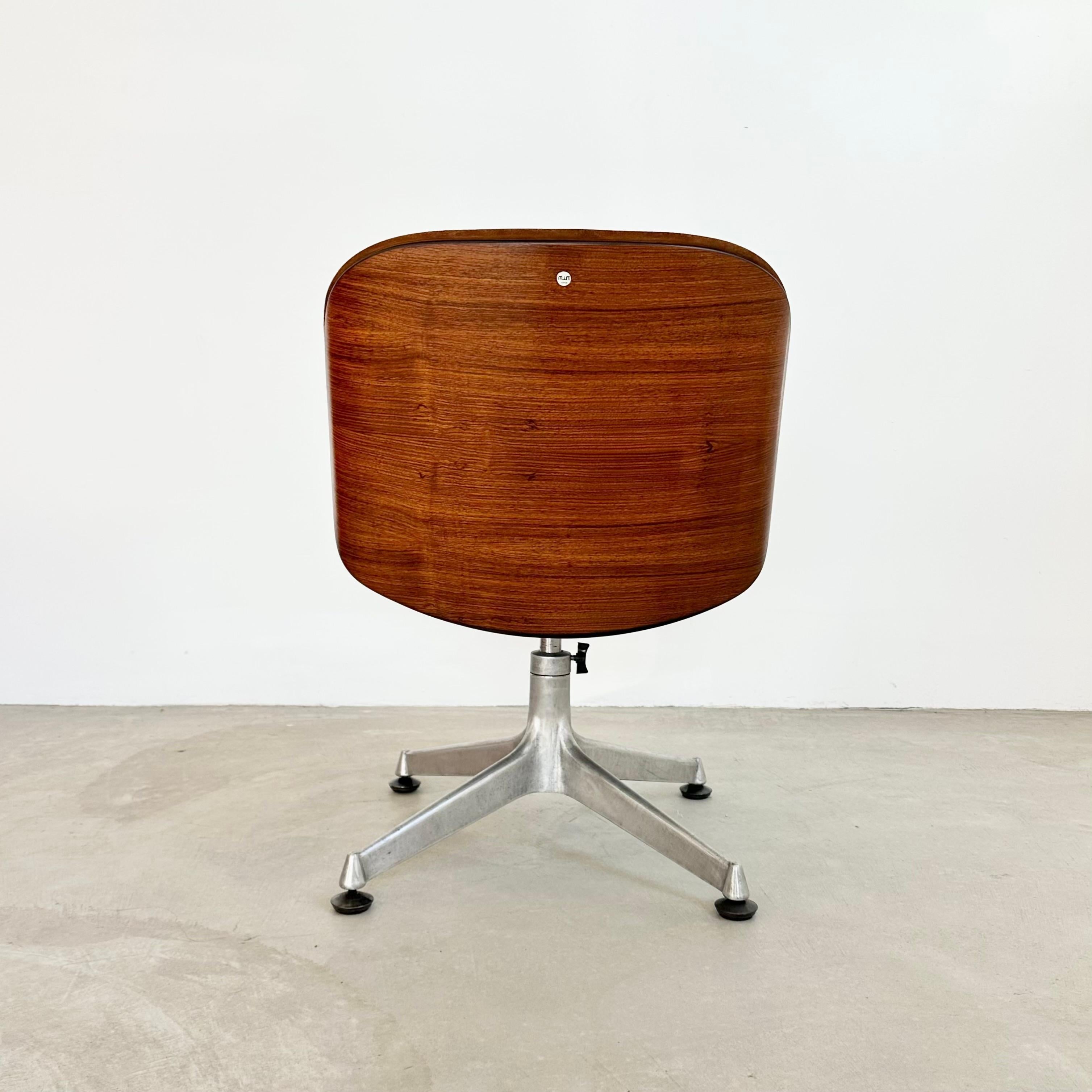 Esta silla de escritorio de palisandro y ante de MIM Roma, una hermosa mezcla de vintage italiano y funcionalidad moderna, es un elegante complemento para cualquier espacio. Creada en la Italia de los años 50 por el icónico diseñador Ico Parisi.

Un
