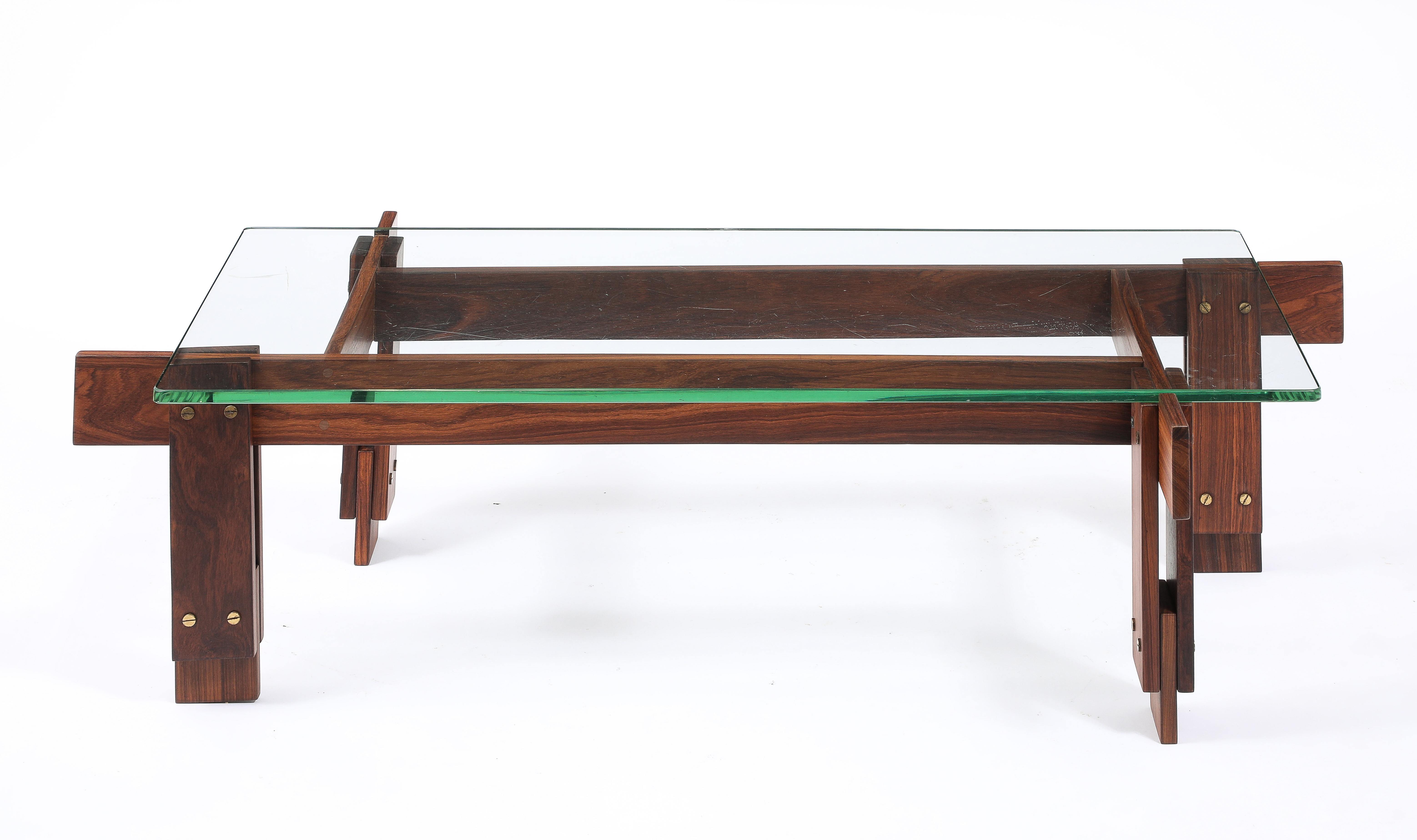 Couchtisch aus massivem Palisanderholz mit architektonischem Sockel und Messingbeschlägen, Vintage-Anisglas.
