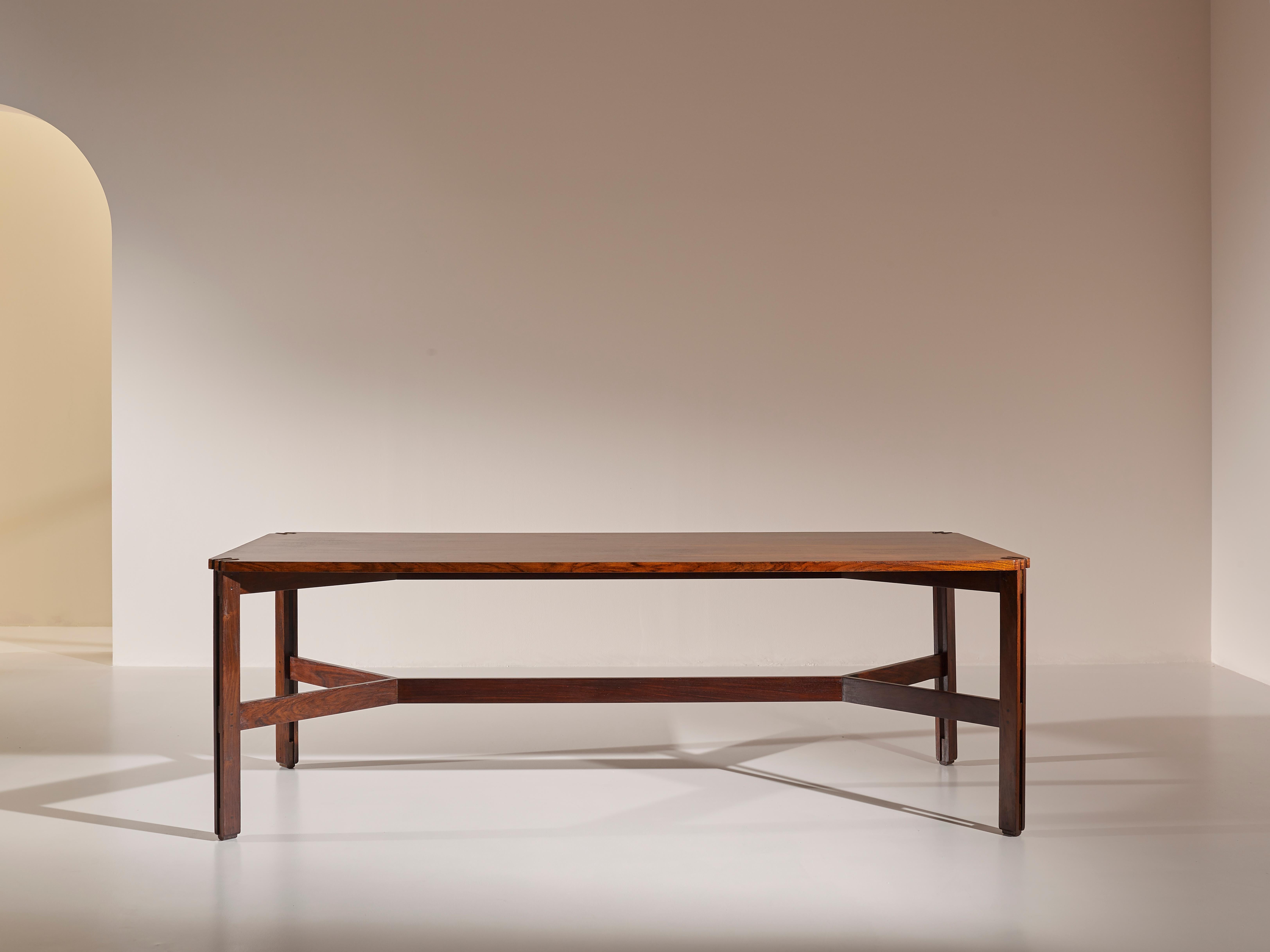 Una rara mesa de comedor mod 574/2 diseñada por Ico Parisi en 1959 y producida por Figli di Amedeo Cassina a principios de los años sesenta. Fabricada en madera de palisandro, tiene un diseño muy limpio, con cuatro refinadas patas bellamente unidas