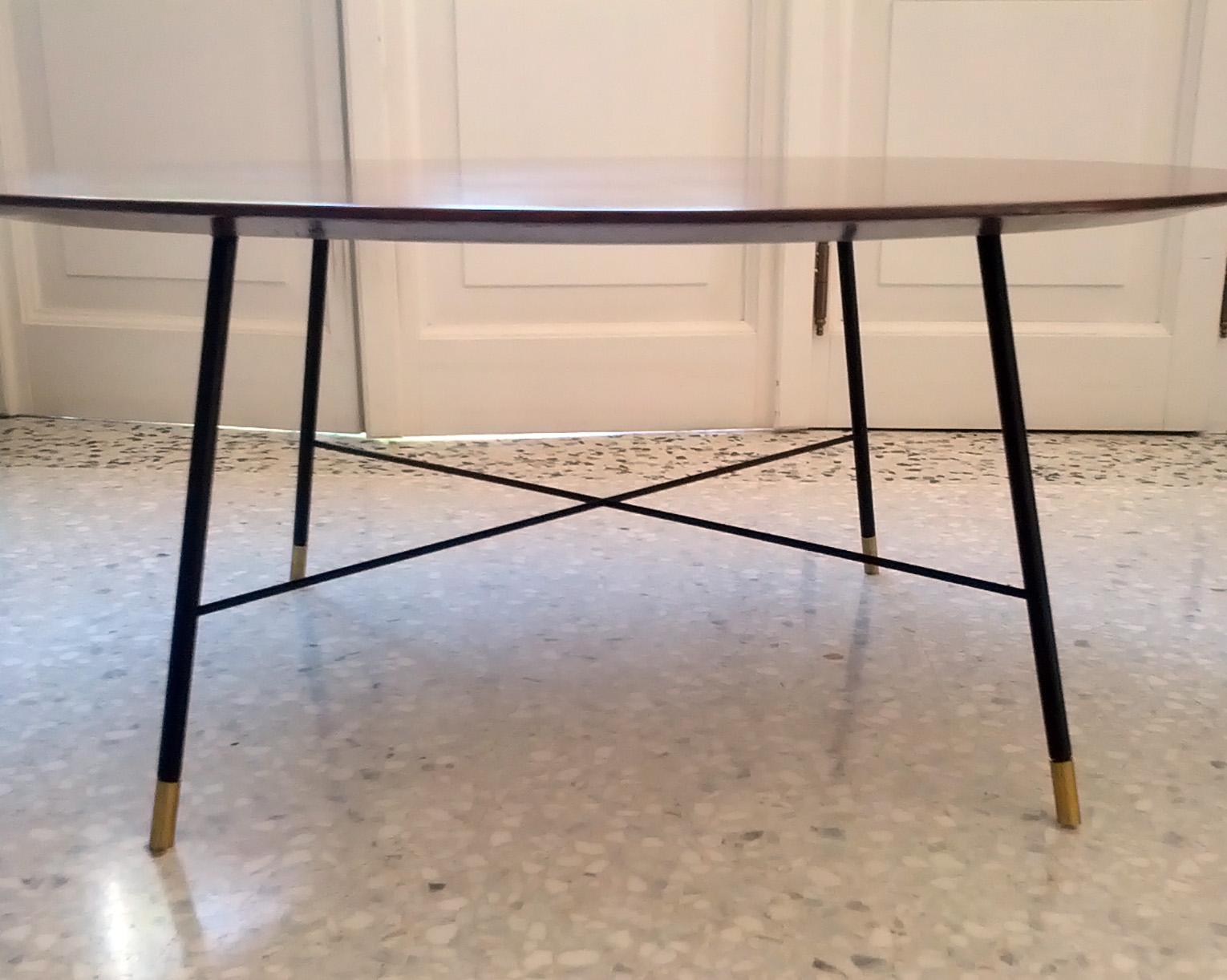 Tavolo basso pubblicato da Ico Parisi, con piedi in ottone e piano rotondo in mogano, prodotto da Cassina.
  