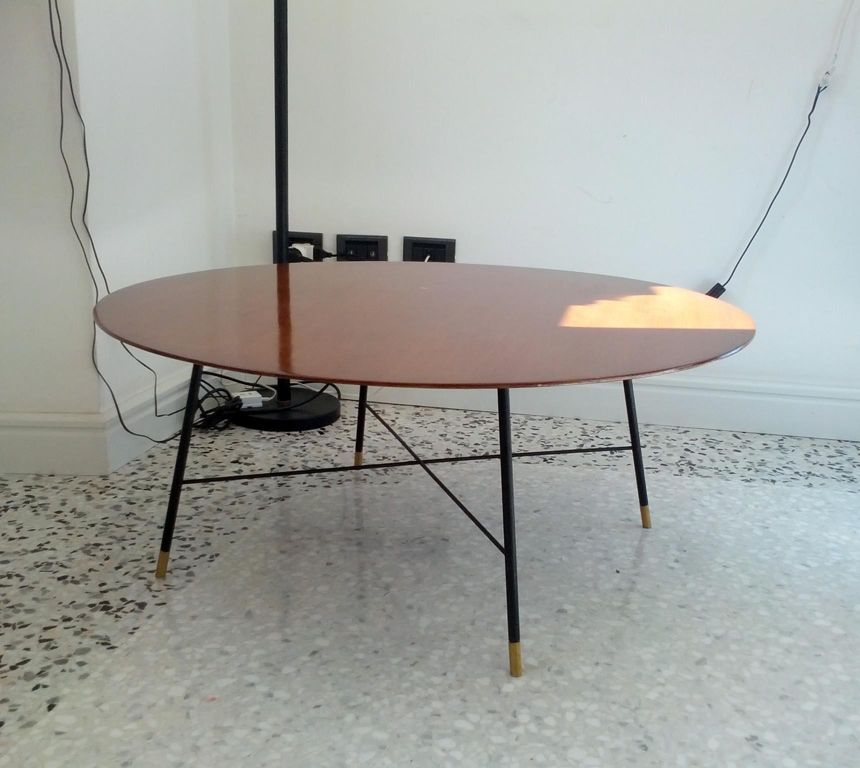 Mid-20th Century Ico Parisi Round Low Table with Mahogany Top and Brass Feet, Cassina Milano 1955 For Sale