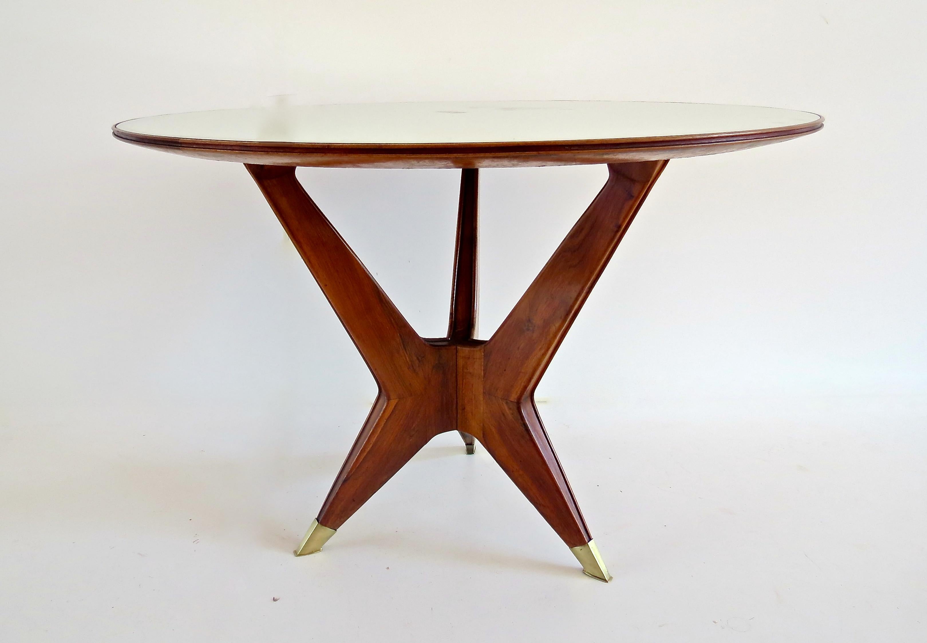 Important center or dining table in walnut and mirrored top, attributed to Arch. Ico Parisi
mirrored top; the mirror glass is not coeval at the table
walnut, mirror, brass
three feet, brass sabot
good condition
Measures: Diameter 114 cm, height