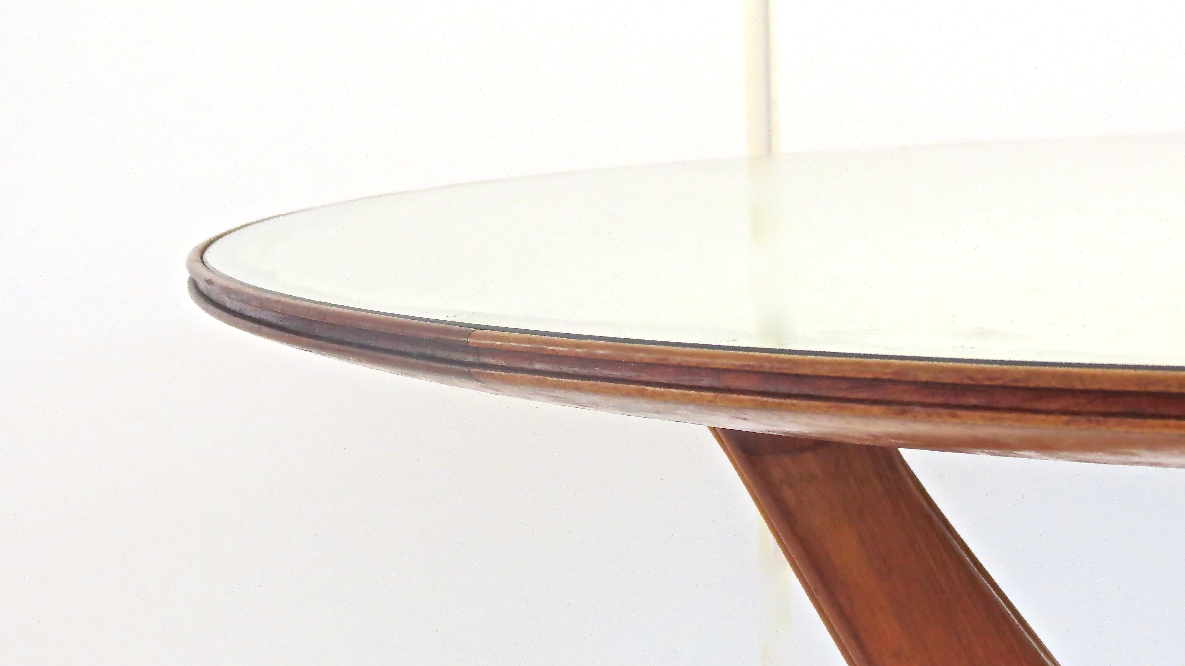 Mid-Century Modern Table à manger ronde en noyer Ico Parisi:: trois pieds:: 1950 en vente