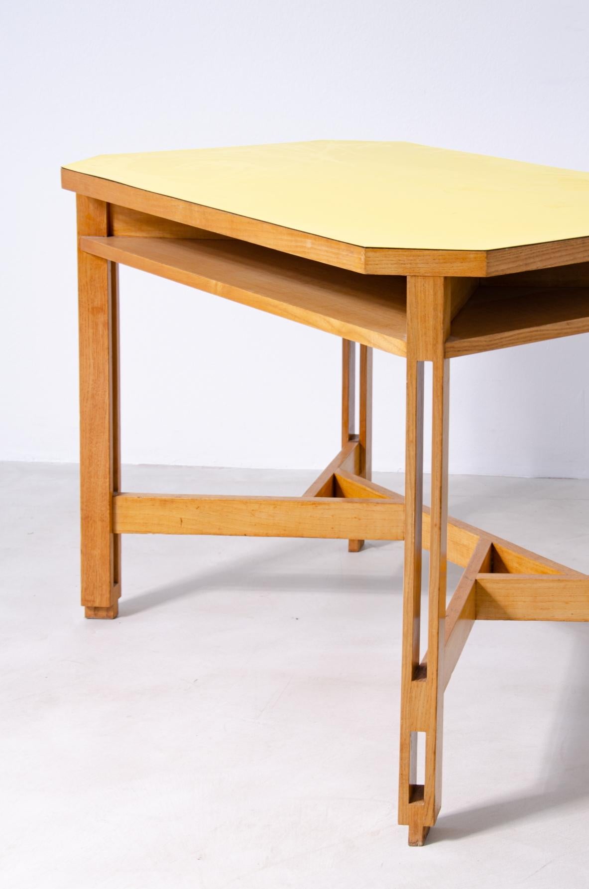 Ico Parisi, Set Consisting of a Small Desk with Chair and Coffee Table on Wheels In Excellent Condition In Milano, IT