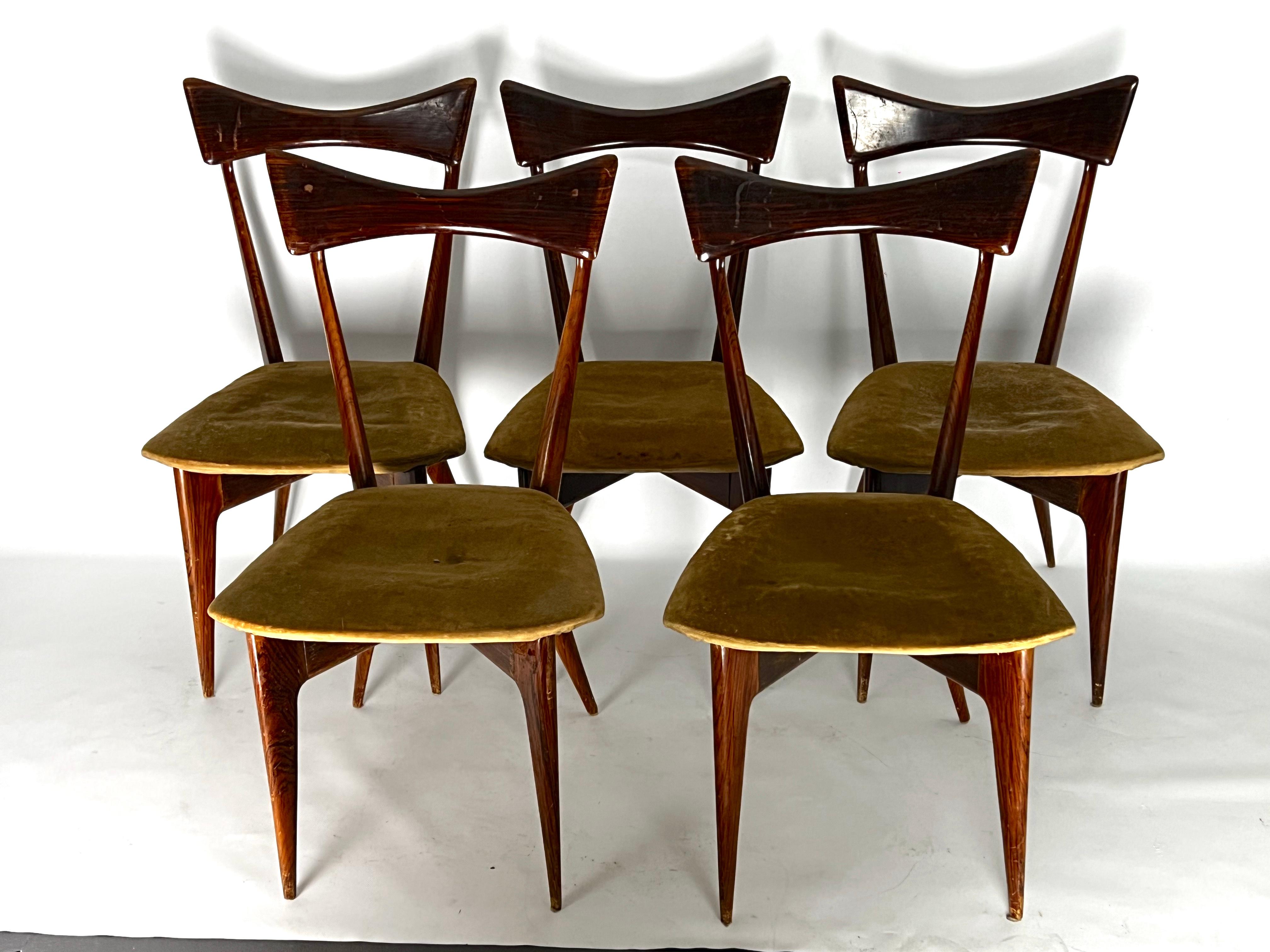 Rare ensemble de cinq chaises Butterfly conçues par Ico Parisi pour Ariberto Colombo et produites en Italie dans les années 50. Les chaises ont été laissées dans leur état d'origine avec des traces évidentes d'âge et d'utilisation. Siège de 44