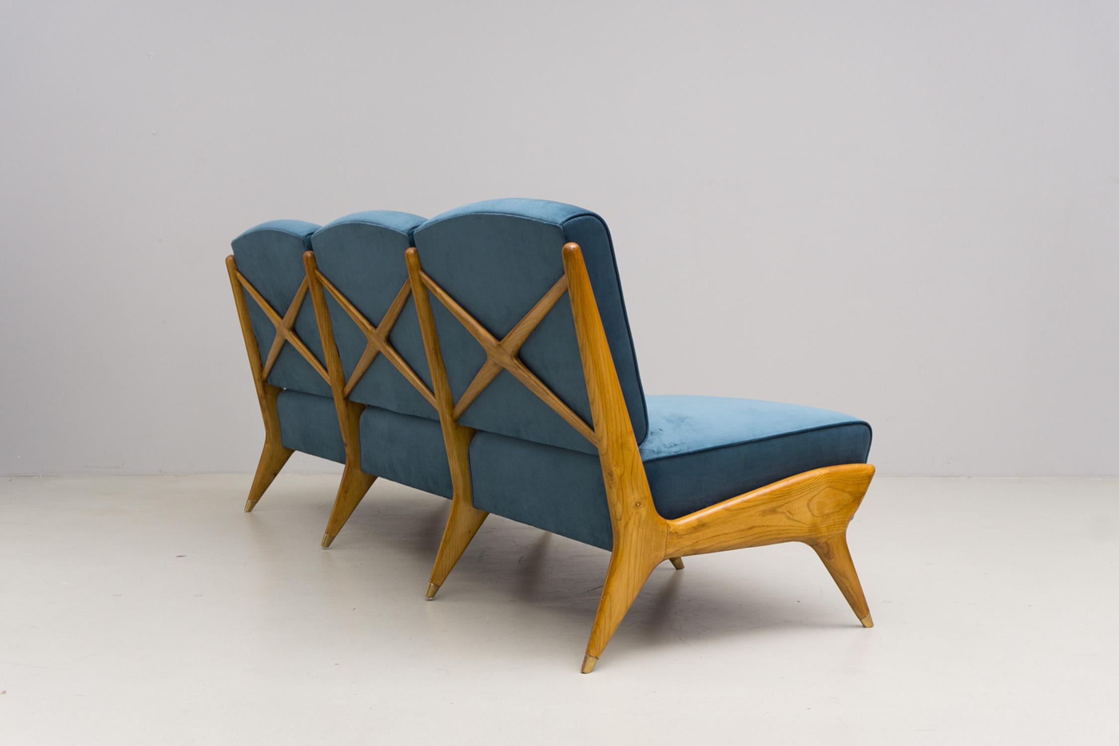Die raffinierte und avantgardistische Designsprache von Ico Parisi wird in diesem schönen Dreisitzer verkörpert. Für den Eingang einer Villa in Como entwarf Ico Parisi diesen schönen Sessel. Er besteht aus schönem Eschenholz, Messing und einer
