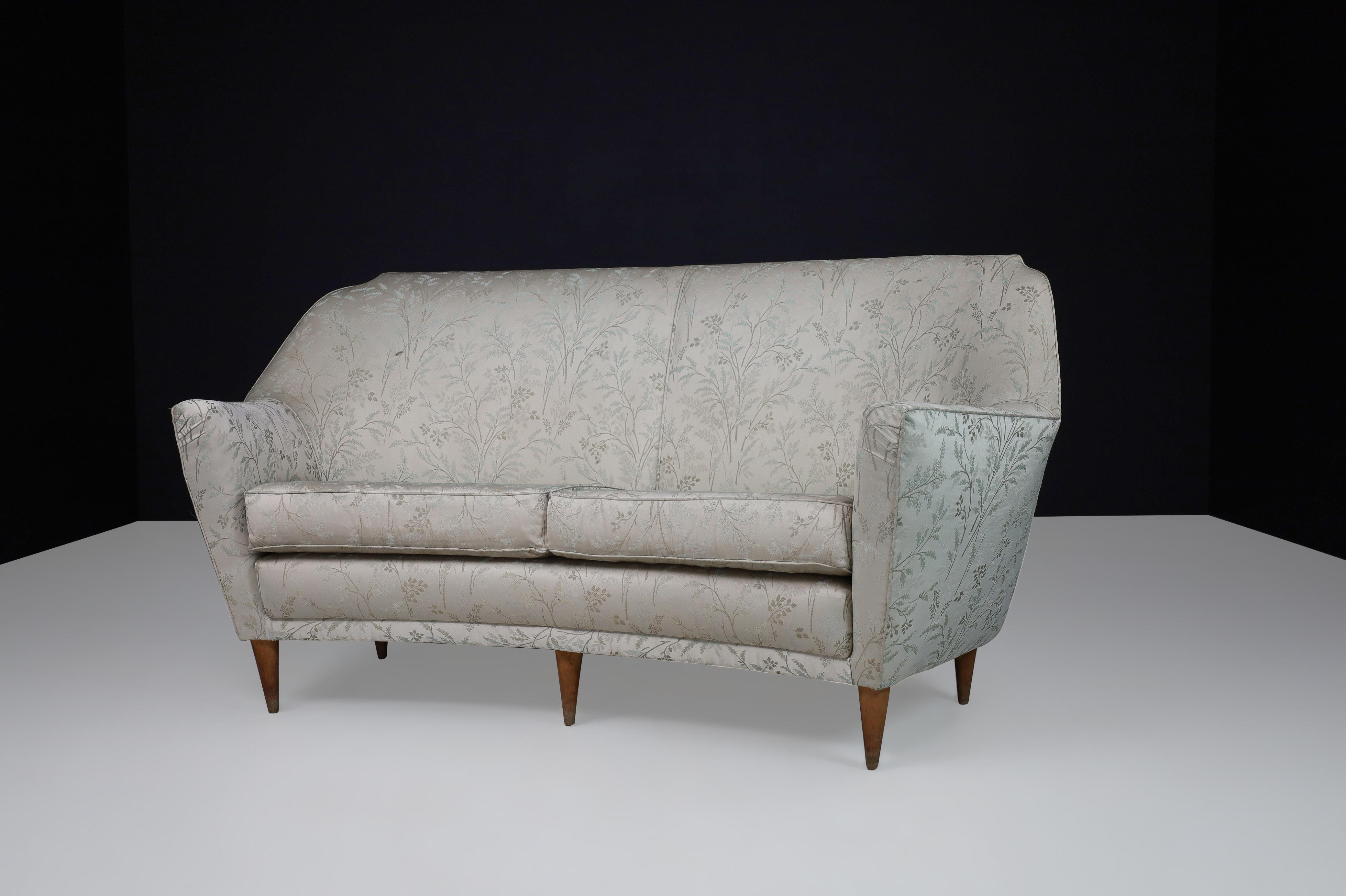 Ico Parisi Sofa in Leaf Motif Fabric and Tapered Wooden Legs, Italy, 1950s For Sale 3
