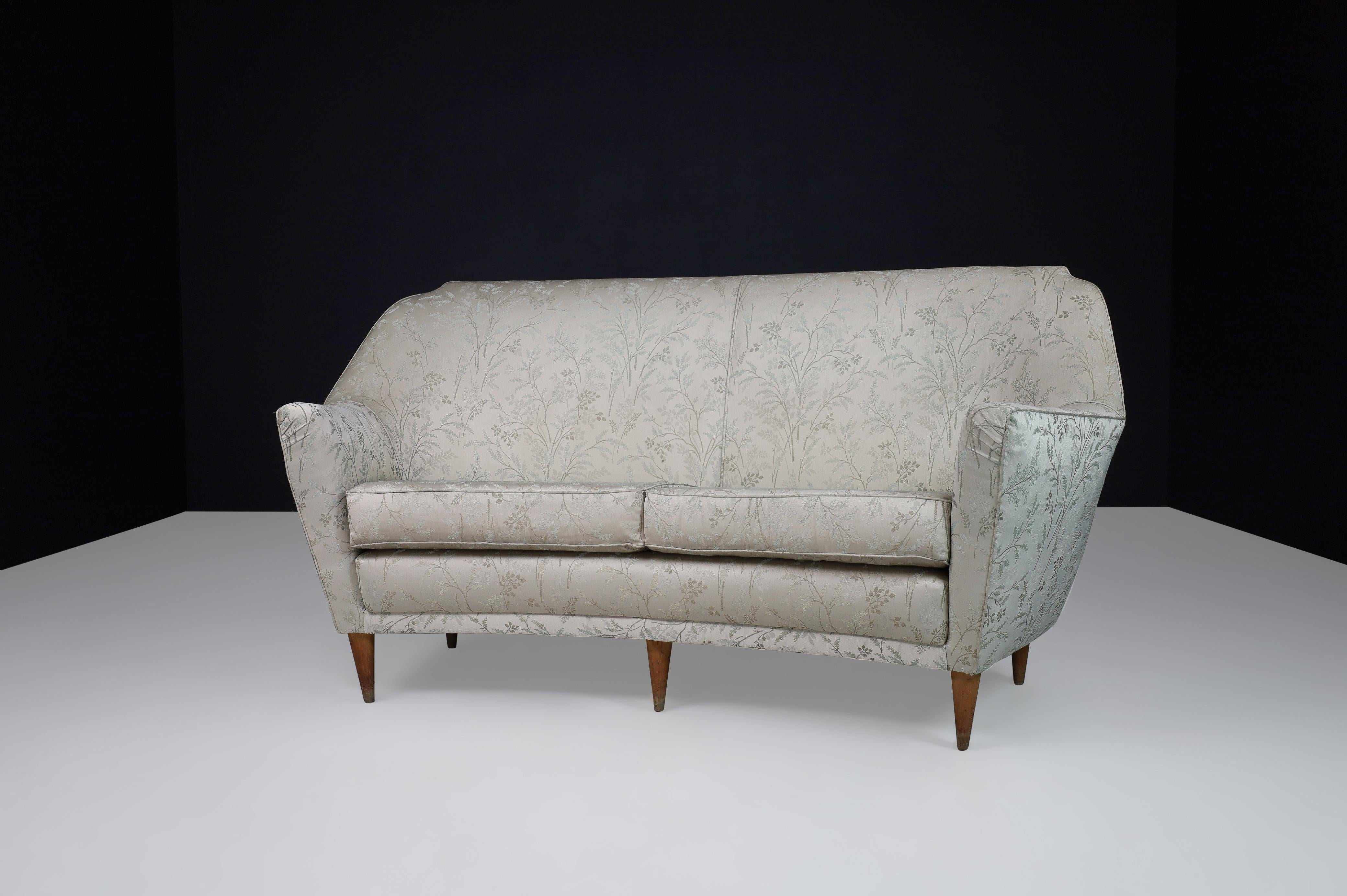 Ico Parisi Sofa in Leaf Motif Fabric and Tapered Wooden Legs, Italy, 1950s For Sale 4