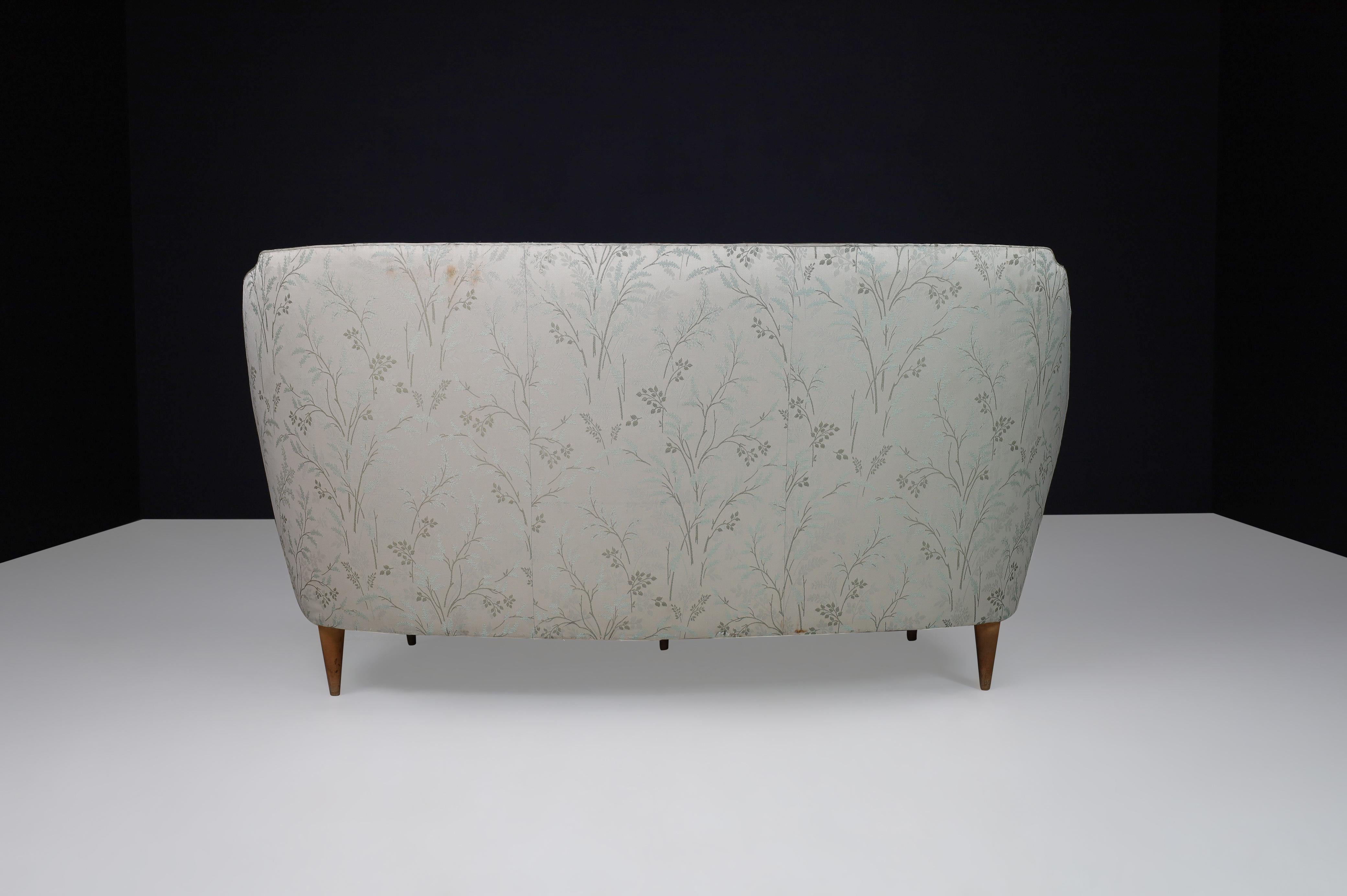 Ico Parisi Sofa in Leaf Motif Fabric and Tapered Wooden Legs, Italy, 1950s For Sale 5