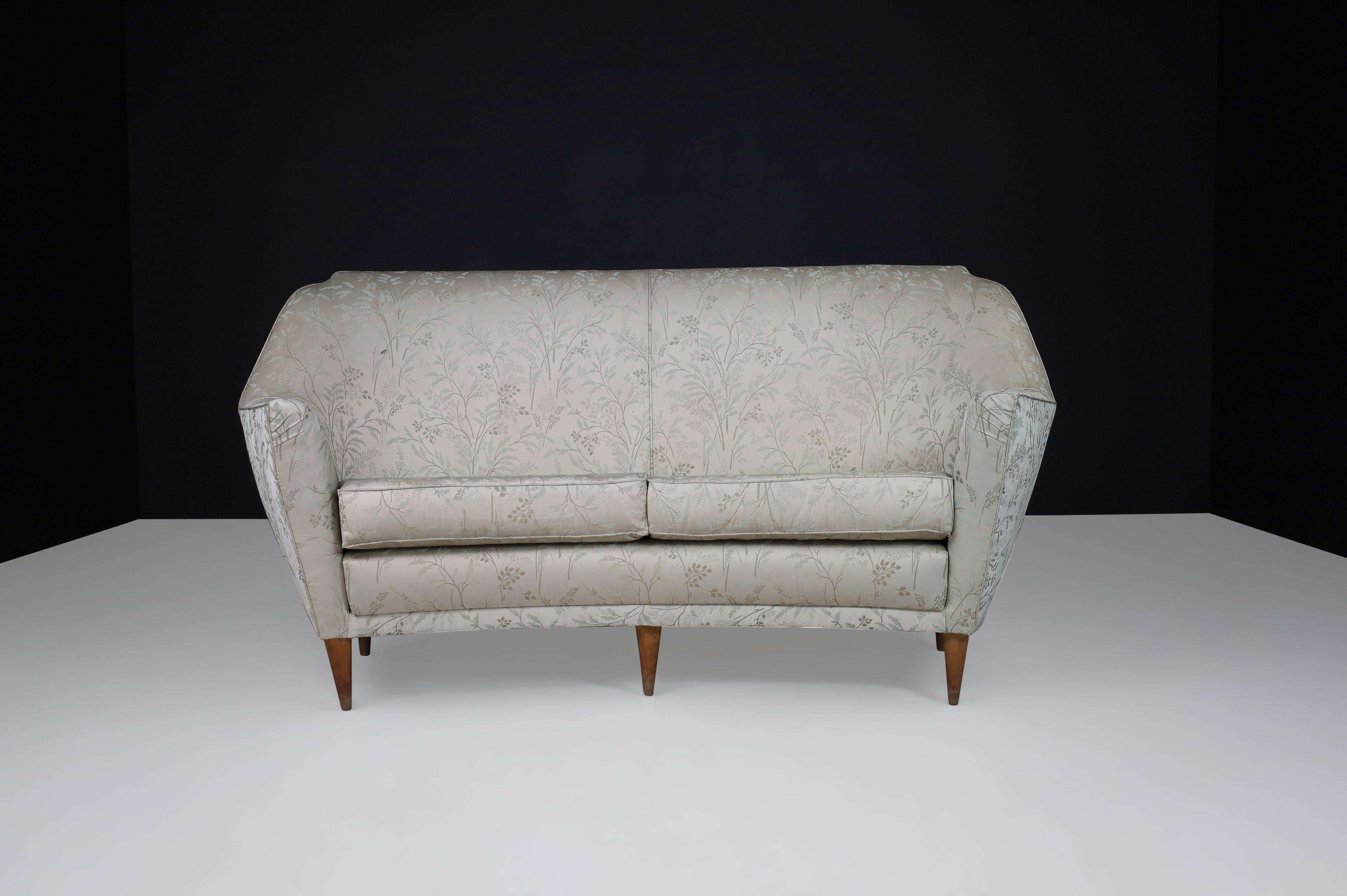 Ico Parisi Sofa in Leaf Motif Fabric and Tapered Wooden Legs, Italy, 1950s For Sale 7