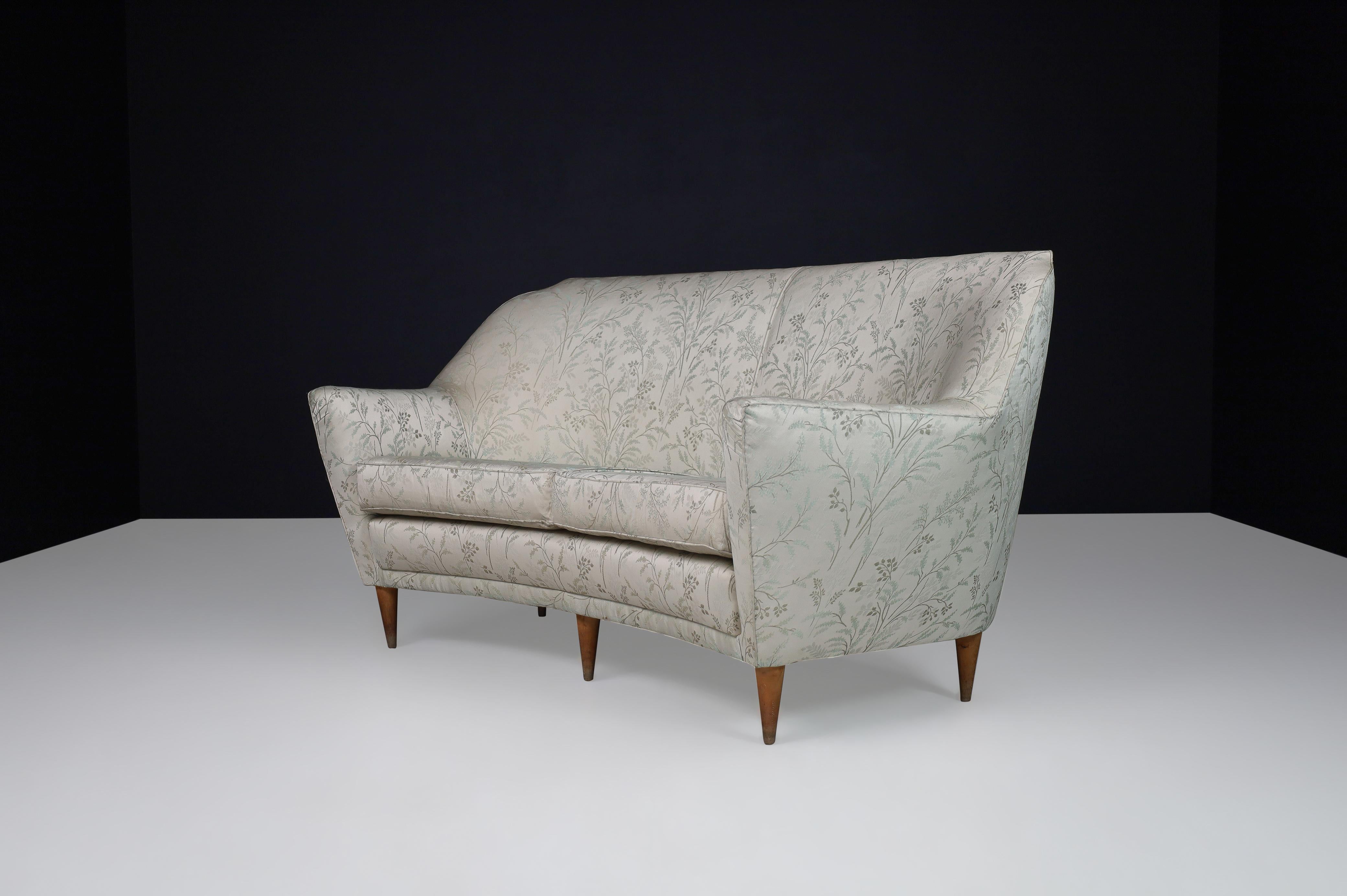 Ico Parisi Sofa in leaf motif fabric and tapered wooden legs, Italy 1950s 

Italian 1950s organic sofa, attributed to Ico Parisi. (also sometimes attributed to Federico Munari). This fine sofa is in an organic form with original fabric and conical