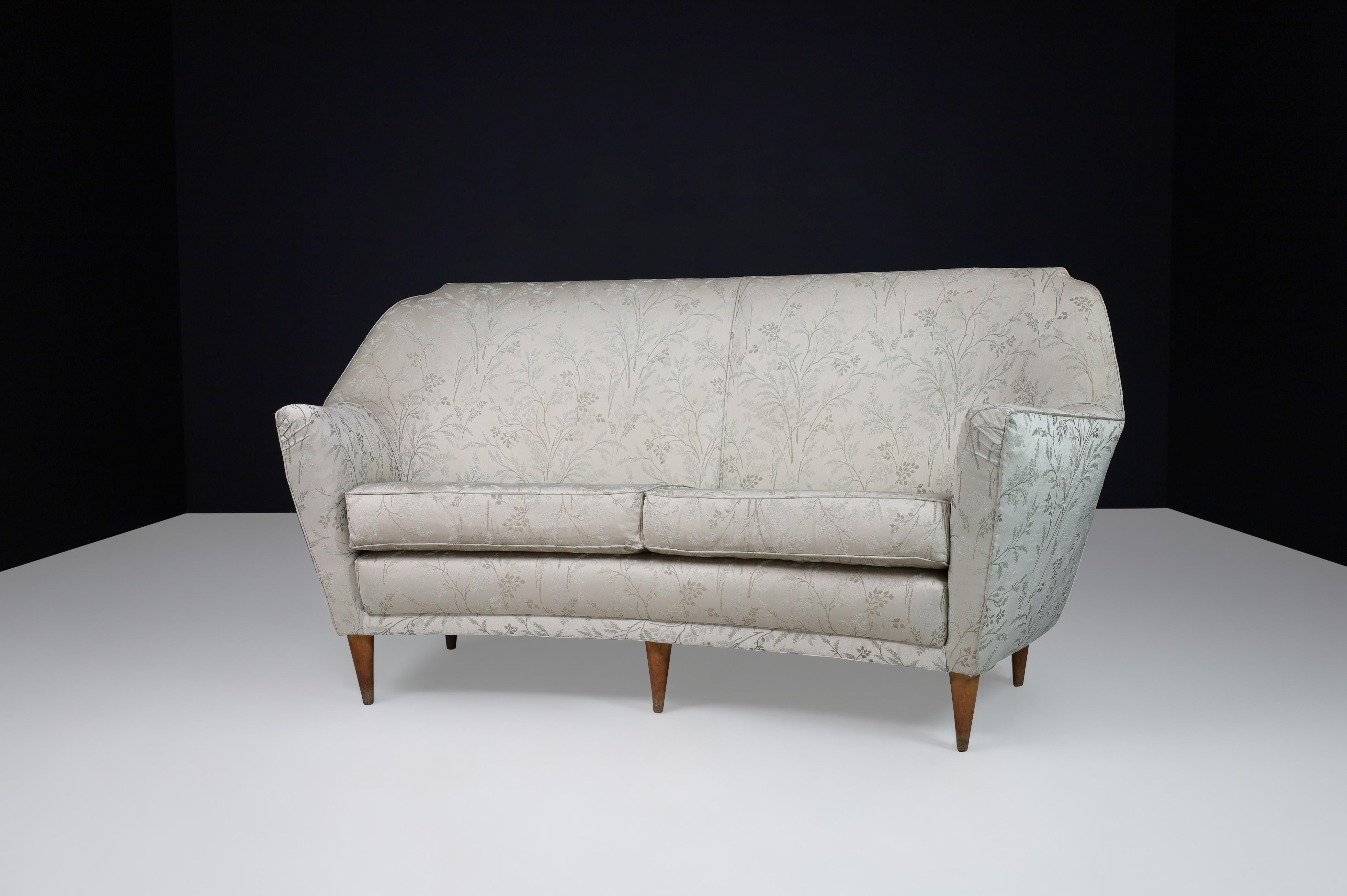 Mid-Century Modern Ico Parisi Sofa in Leaf Motif Fabric and Tapered Wooden Legs, Italy, 1950s For Sale