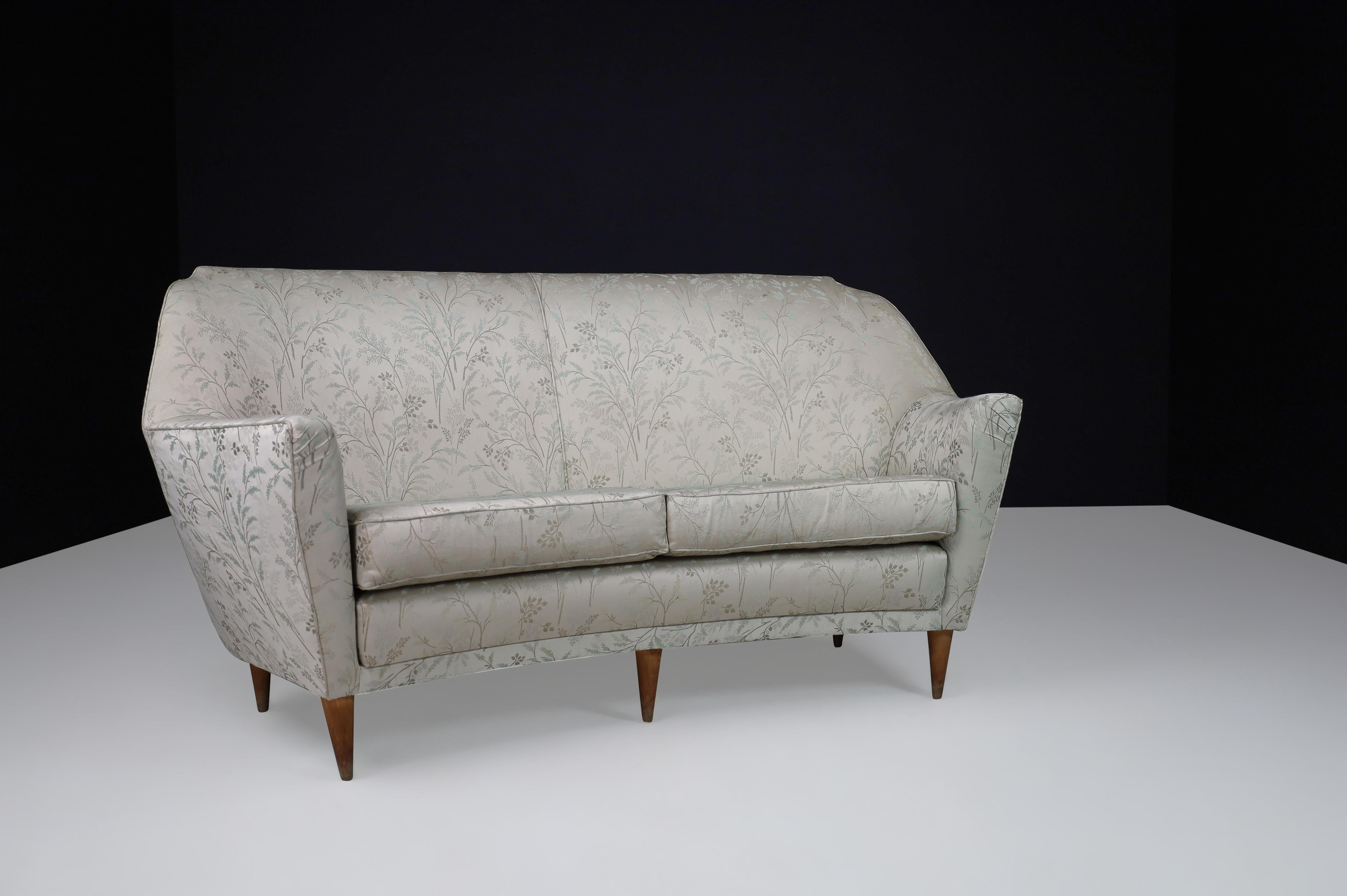 Ico Parisi Sofa in Leaf Motif Fabric and Tapered Wooden Legs, Italy, 1950s For Sale 1