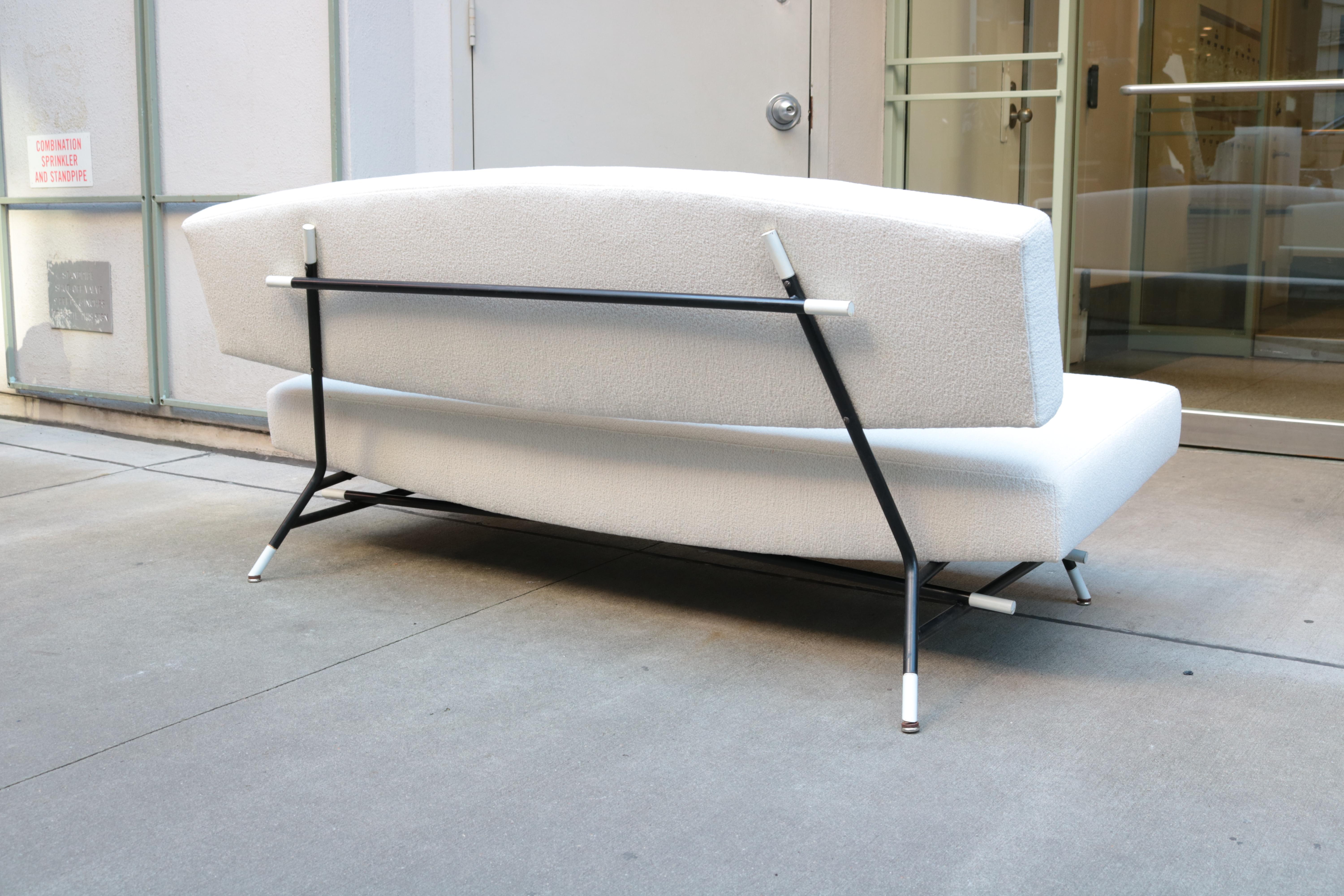 Canapé Ico Parisi Modèle 865. Métal émaillé et tissus d'ameublement. Fabrication :
Figli di Amedeo Cassina Lit : Roberta Lietti : Ico Parisi Design/One - 
Catalogue raisonné 1936-1960. Milan 2017, p. 540f.
Une certification de la fondation Ico