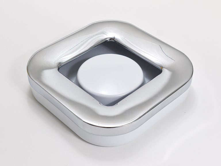 A beautiful and large, square modernist ashtray from the 1970s. Designed by Ico Parisi for Lamperti Italy. Made of melamine plastic with a chromed metal top. In very good condition with a few little spots and marginal fine and slight scratches in
