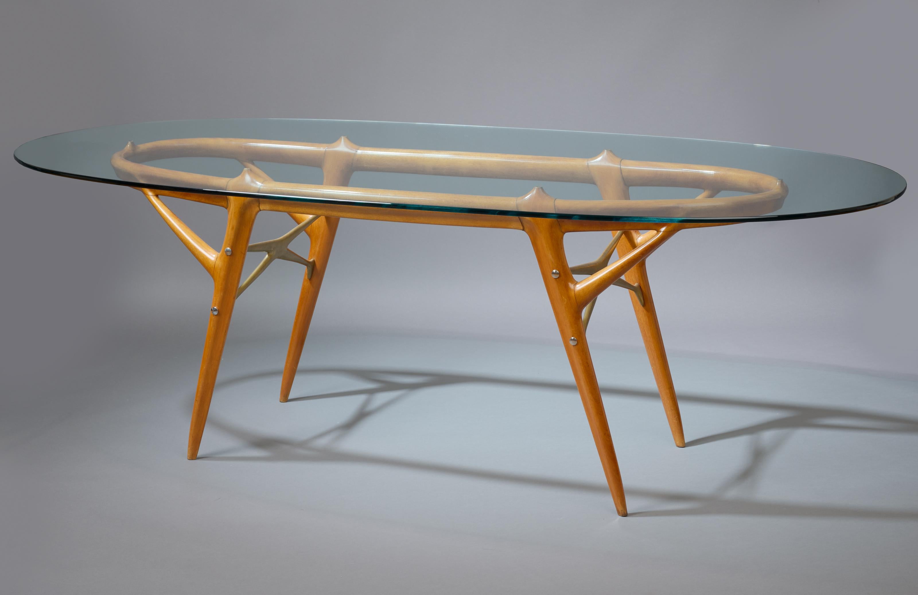 Ico Parisi : Superbe table de salle à manger ovale en orme, verre et bronze, Italie, années 1950 Bon état - En vente à New York, NY